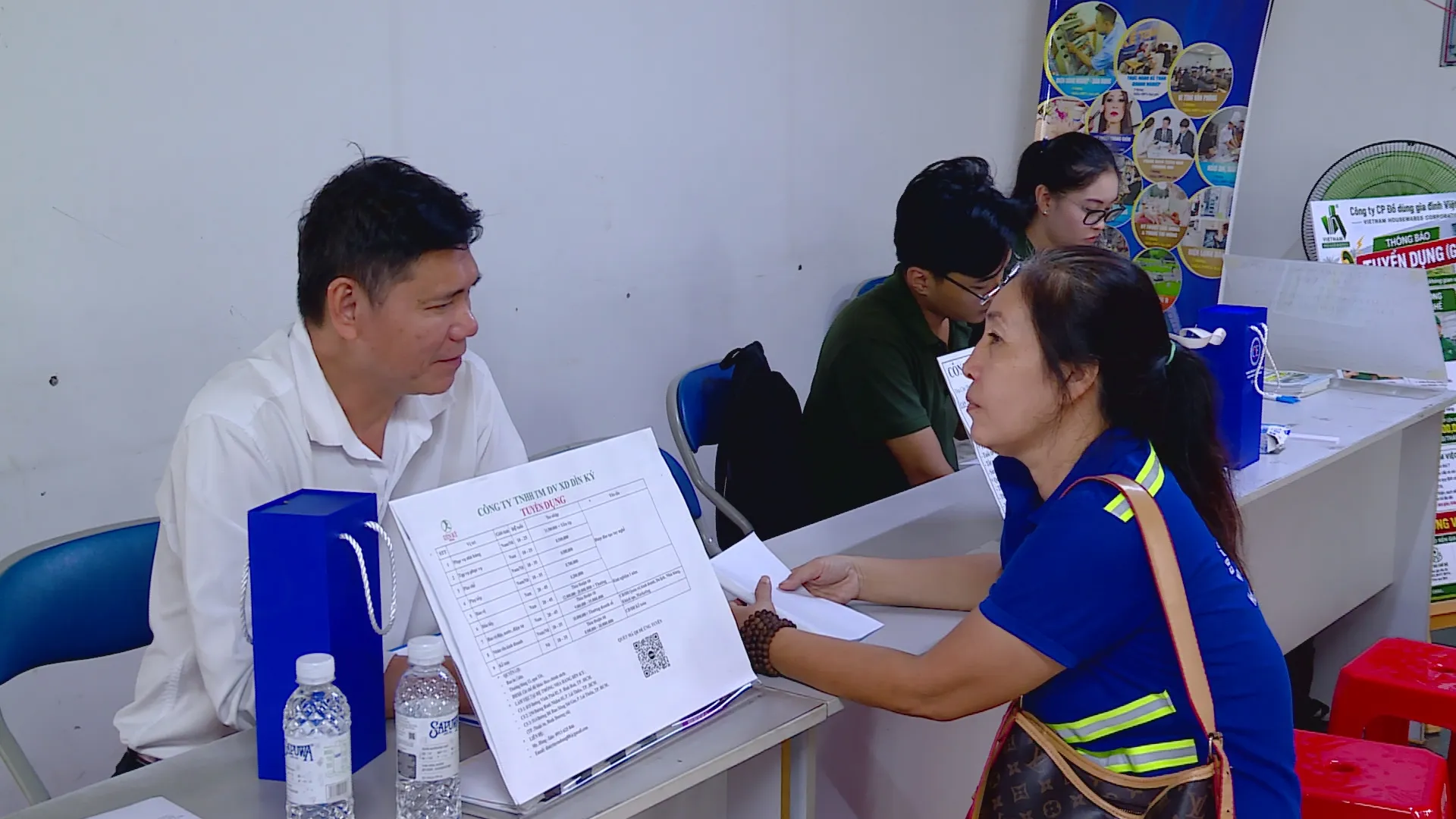 TP. Hồ Chí Minh kết nối hơn 15.000 vị trí việc làm - Ảnh 3. TP. Hồ Chí Minh kết nối hơn 15.000 vị trí việc làm - Ảnh 3.