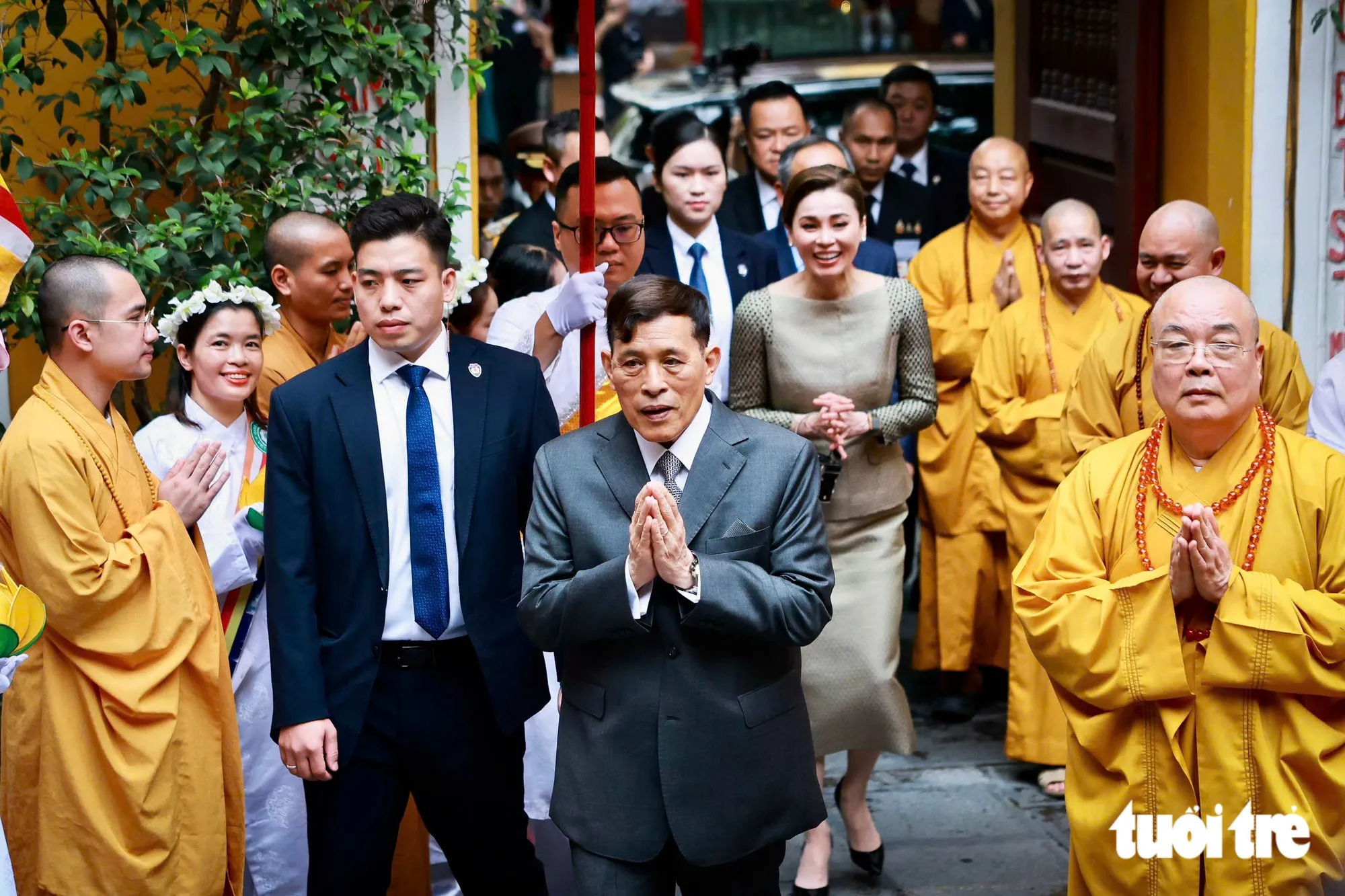 Nhà vua Thái Lan Maha Vajiralongkorn và Hoàng hậu tại chùa Quán Sứ trưa 16-9 - Ảnh NGUYỄN KHÁNH TTO