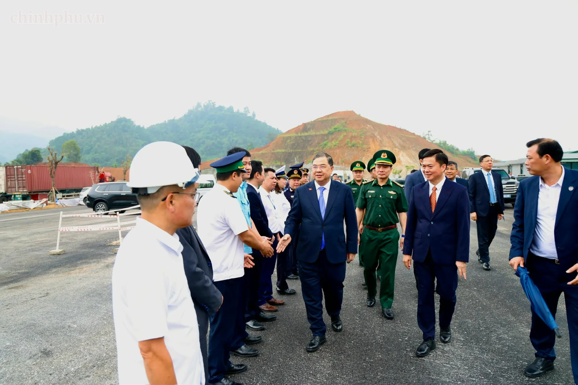 Phó Thủ tướng Thường trực Phạm Gia Túc khảo sát thực địa tình hình triển khai dự án mở rộng đường vận chuyển hàng hóa chuyên dụng khu vực mốc 1119-1120 - Ảnh CHính phu