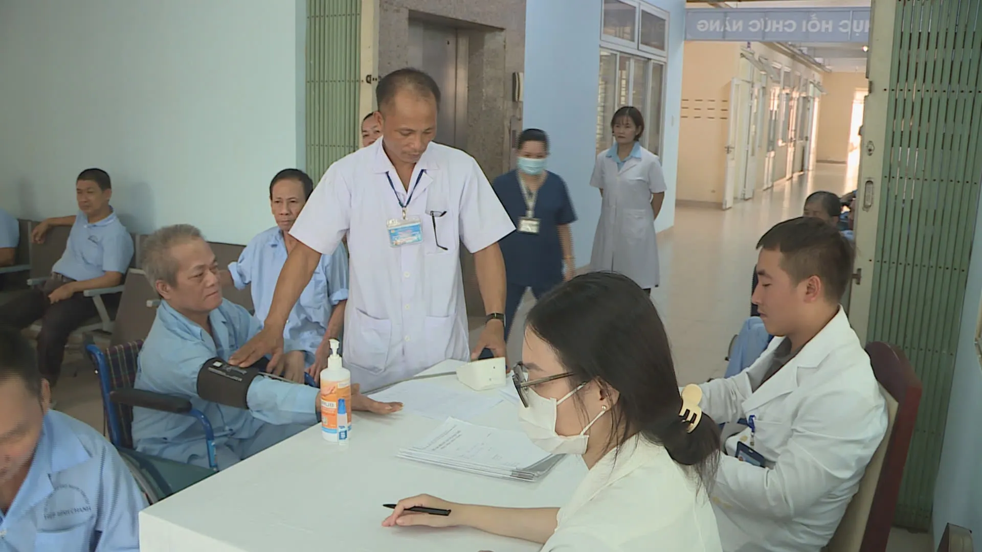 Tại đây, đội ngũ y bác sĩ không chỉ khám sức khỏe tổng quát mà còn hướng dẫn phục hồi chức năng, tư vấn dinh dưỡng phù hợp với từng thể trạng 1