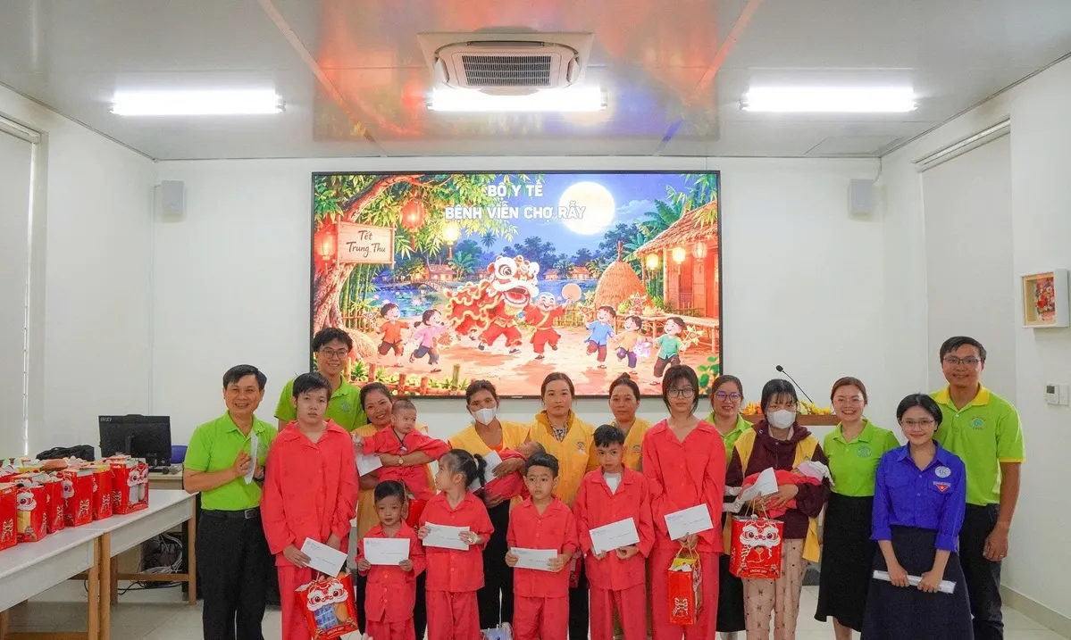 Trung thu rực rỡ giữa bệnh viện