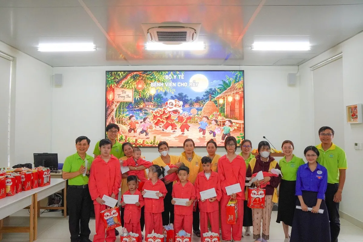 Trung thu rực rỡ giữa bệnh viện -h1