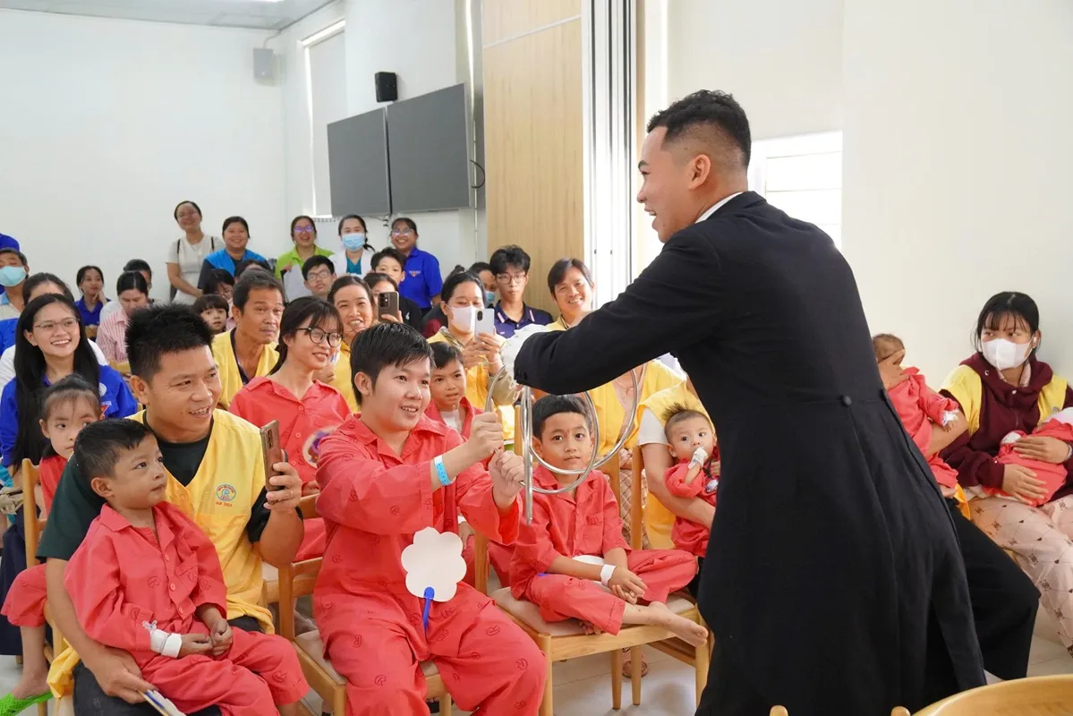 Trung thu rực rỡ giữa bệnh viện-h3
