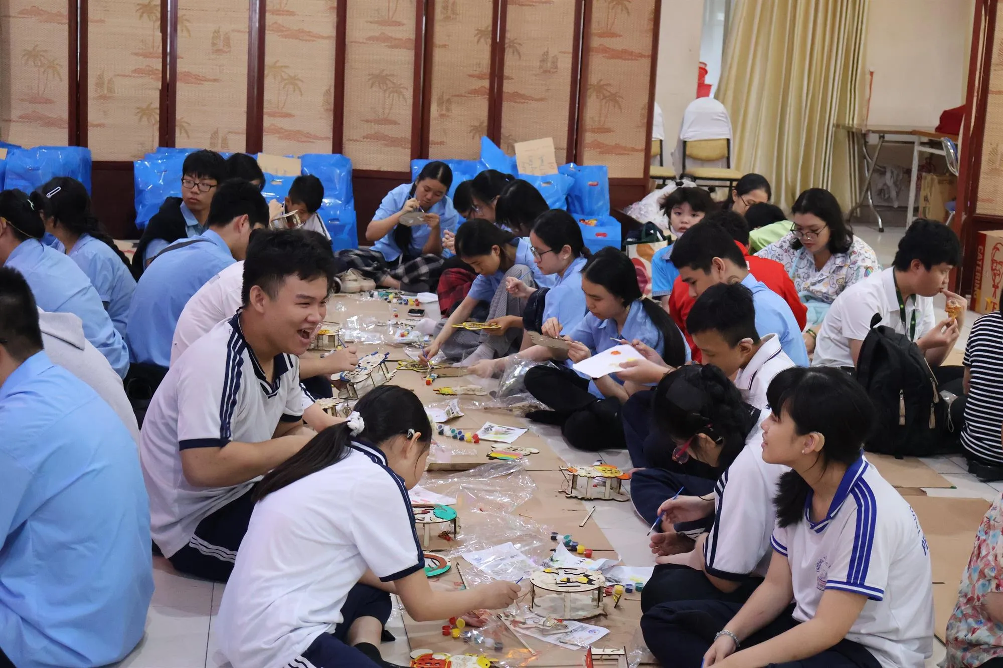 Ông Phạm Minh Tuấn - Phó chủ tịch Ủy ban MTTQ Việt Nam TP. Hồ Chí Minh cùng các đại biểu tham quan khu vực vẽ lồng đèn - Ảnh: Kim Anh