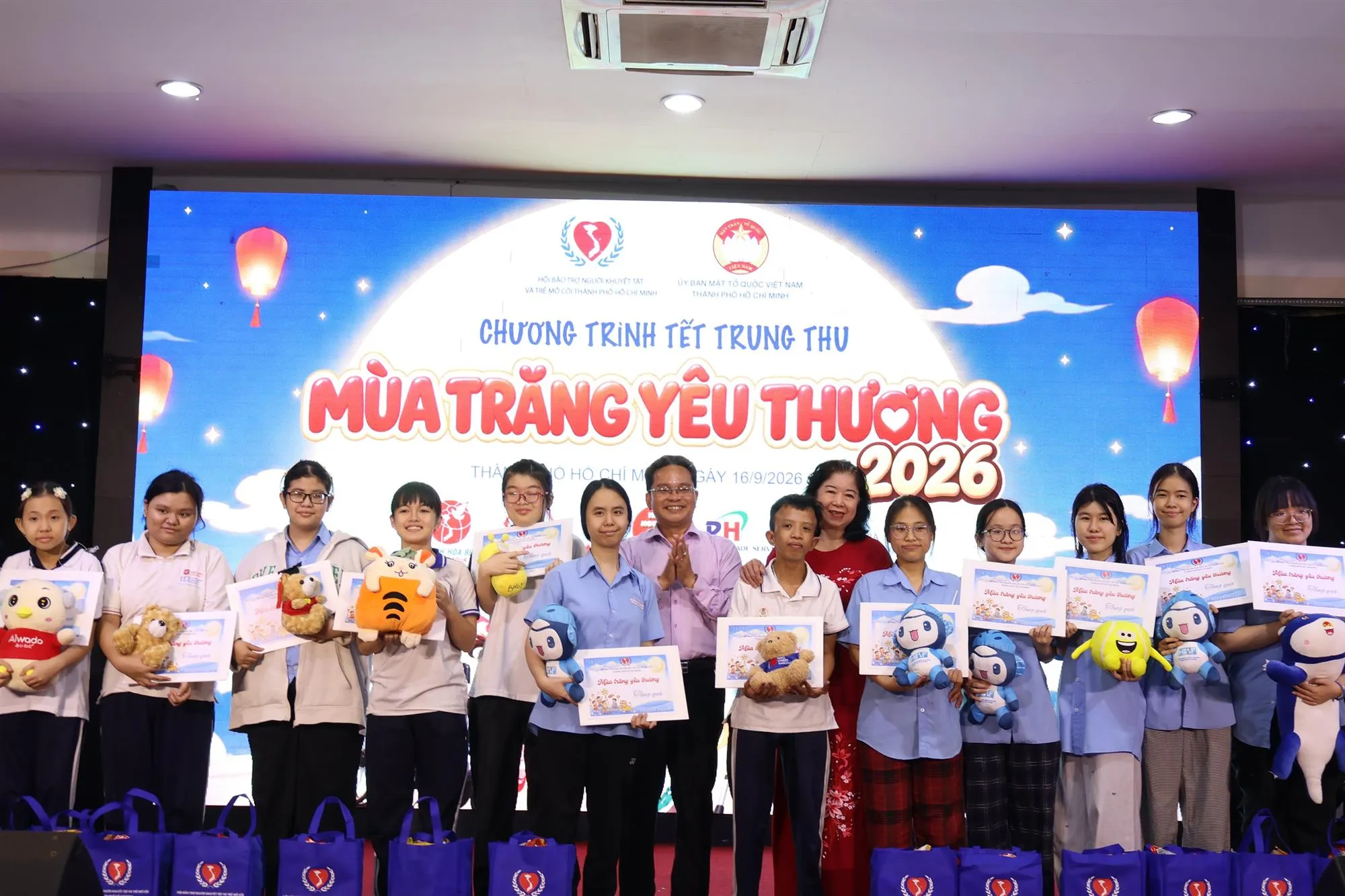 Ông Phạm Minh Tuấn, bà Nguyễn Thị Bích Ngọc cùng các đại biểu trao quá cho các em - Ảnh: Kim Anh