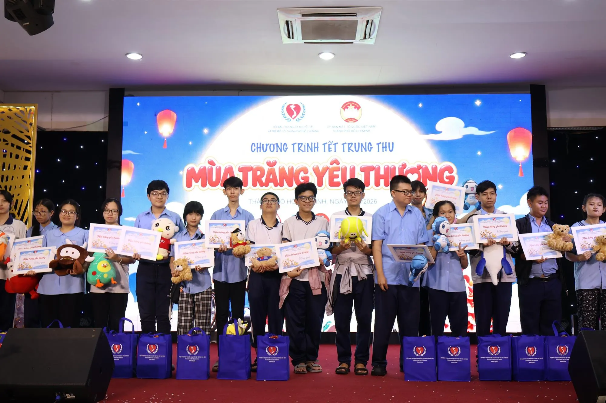 Ông Phạm Minh Tuấn, bà Nguyễn Thị Bích Ngọc cùng các đại biểu trao quá cho các em - Ảnh: Kim Anh