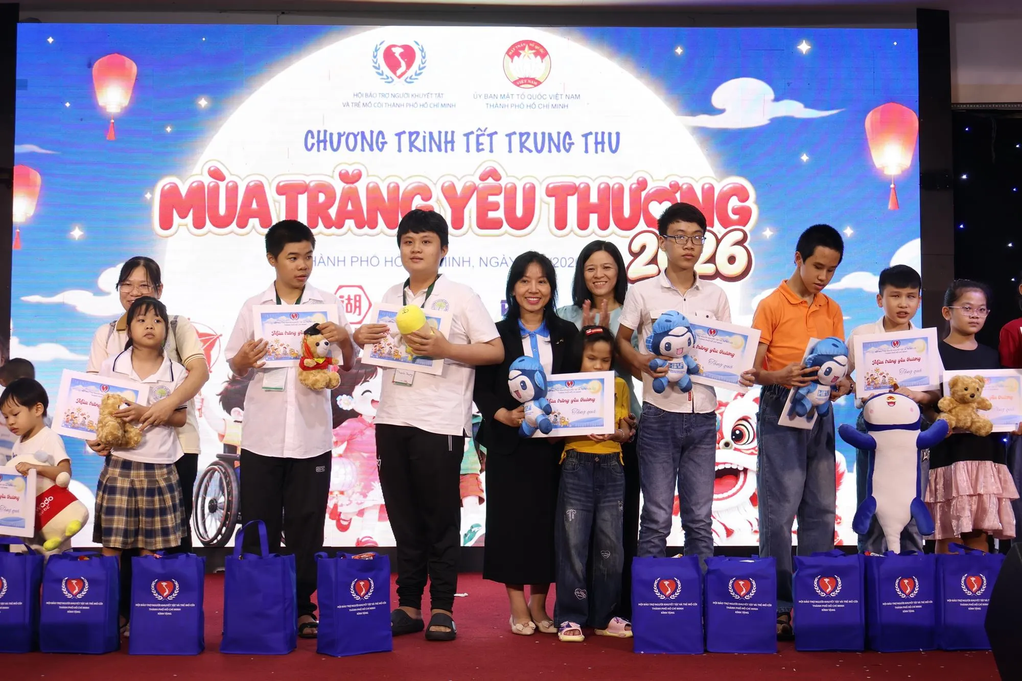 Ông Phạm Minh Tuấn, bà Nguyễn Thị Bích Ngọc cùng các đại biểu trao quá cho các em - Ảnh: Kim Anh