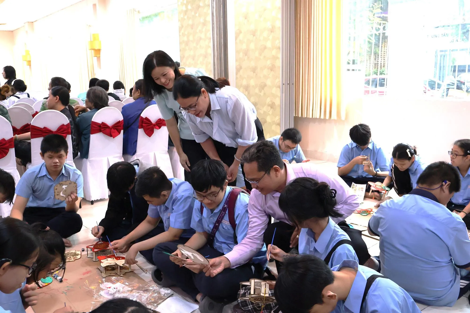 Ông Phạm Minh Tuấn - Phó chủ tịch Ủy ban MTTQ Việt Nam TP. Hồ Chí Minh cùng các đại biểu tham quan khu vực vẽ lồng đèn - Ảnh: Kim Anh