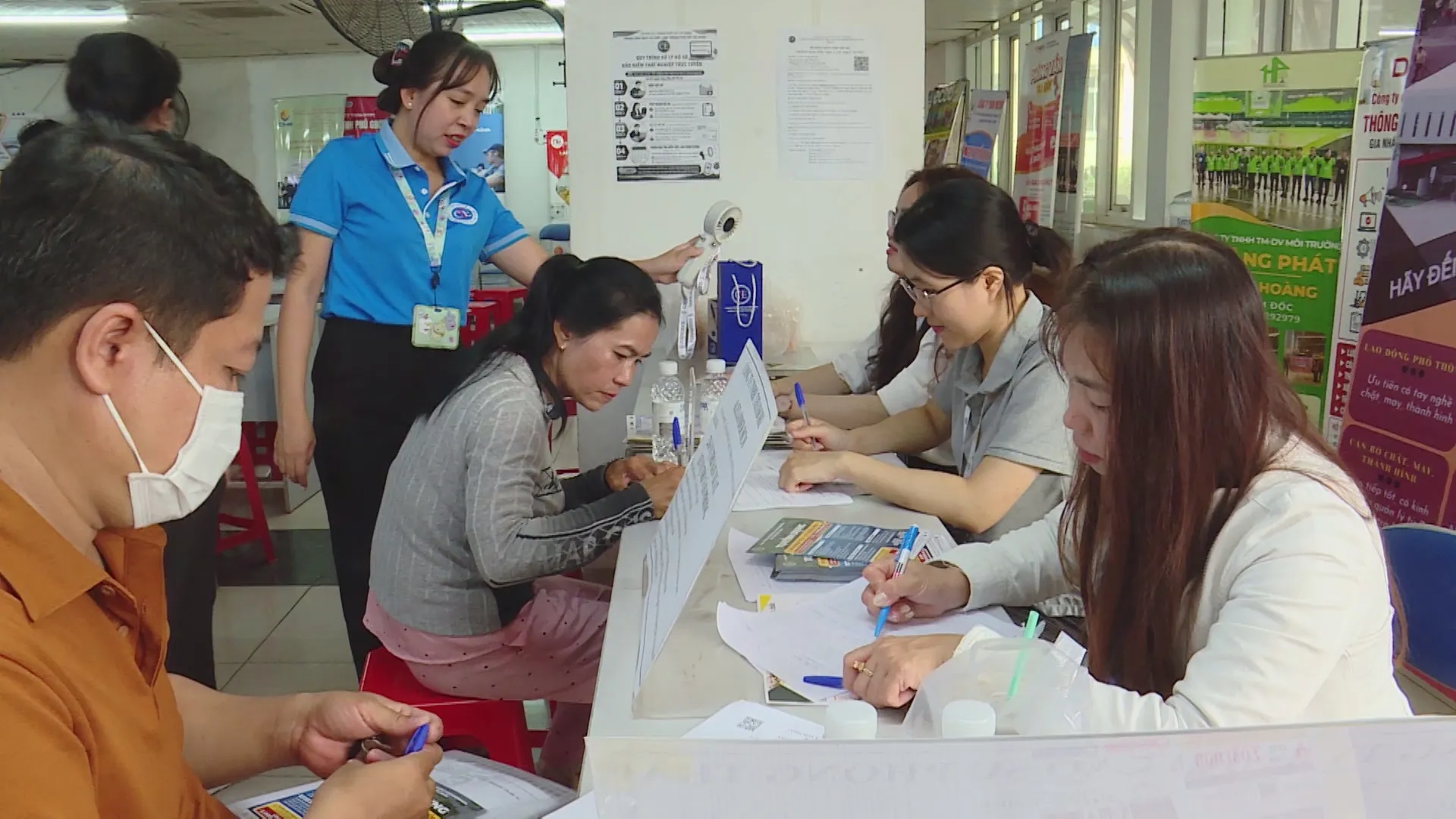 Gần 16.000 vị trí chờ người, doanh nghiệp vẫn "đỏ mắt" tìm lao động- Ảnh 2. Gần 16.000 vị trí chờ người, doanh nghiệp vẫn "đỏ mắt" tìm lao động- Ảnh 2.