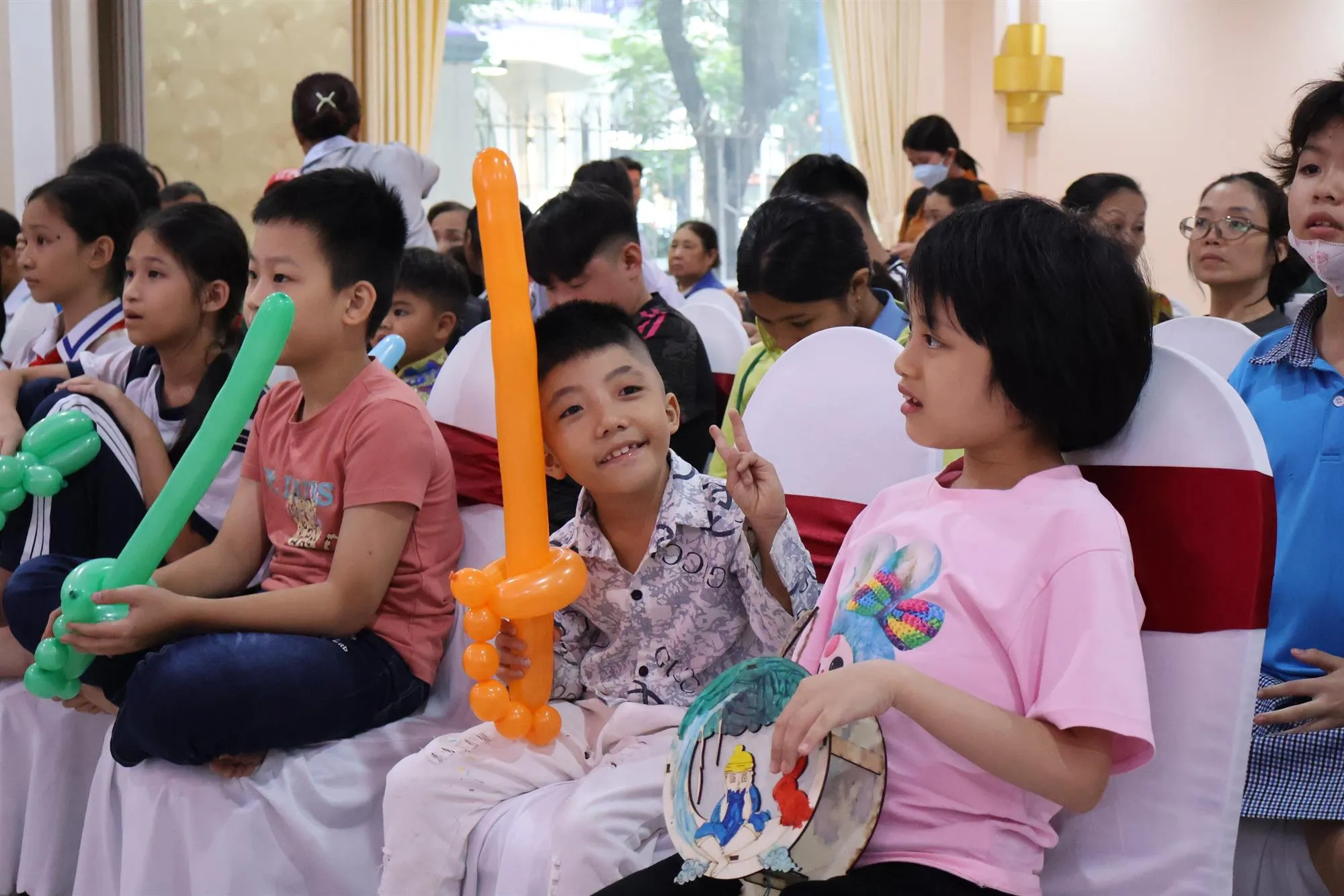 Các em nhỏ hào hứng khi tham dự chương trình “Mùa trăng yêu thương 2026” - Ảnh: Kim Anh