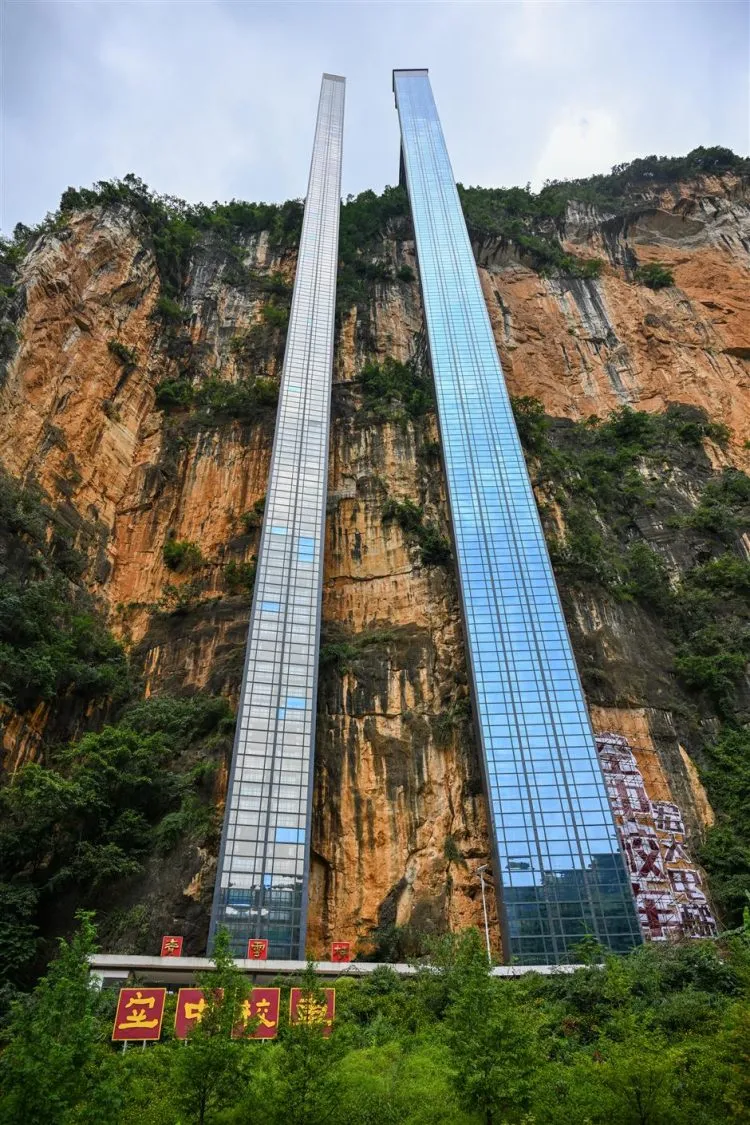 thang-may-fuyao-288m-vach-nui