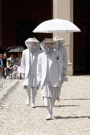 Thương hiệu thời trang Thom Browne đã khép lại Tuần lễ thời trang New York bằng buổi trình diễn độc đáo. Trong đó có các mẫu thiết kế được lấy cảm hứng từ... thế giới côn trùng. - Ảnh 1.