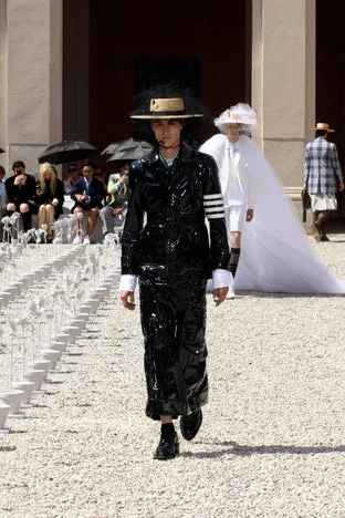 Thương hiệu thời trang Thom Browne đã khép lại Tuần lễ thời trang New York bằng buổi trình diễn độc đáo. Trong đó có các mẫu thiết kế được lấy cảm hứng từ... thế giới côn trùng. - Ảnh 4. Thương hiệu thời trang Thom Browne đã khép lại Tuần lễ thời trang New York bằng buổi trình diễn độc đáo. Trong đó có các mẫu thiết kế được lấy cảm hứng từ... thế giới côn trùng. - Ảnh 4.