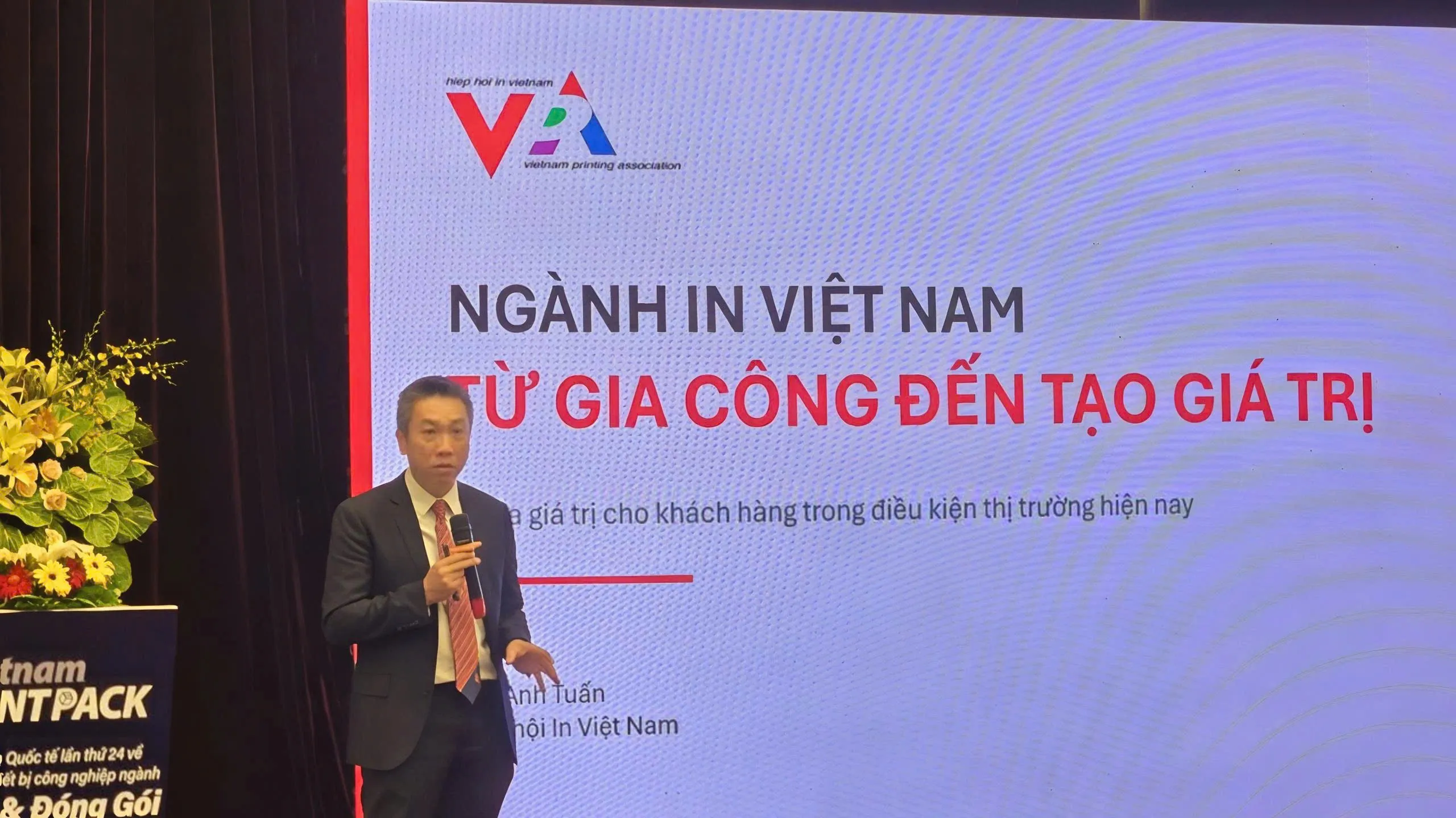 Ông Ngô Anh Tuấn, Phó Chủ tịch kiêm Tổng thư ký Hiệp hội in Việt Nam chia sẻ việc tạo ra giá trị cho khách hàng trong điều kiện thị trường hiện nay - Ảnh Bá Nam