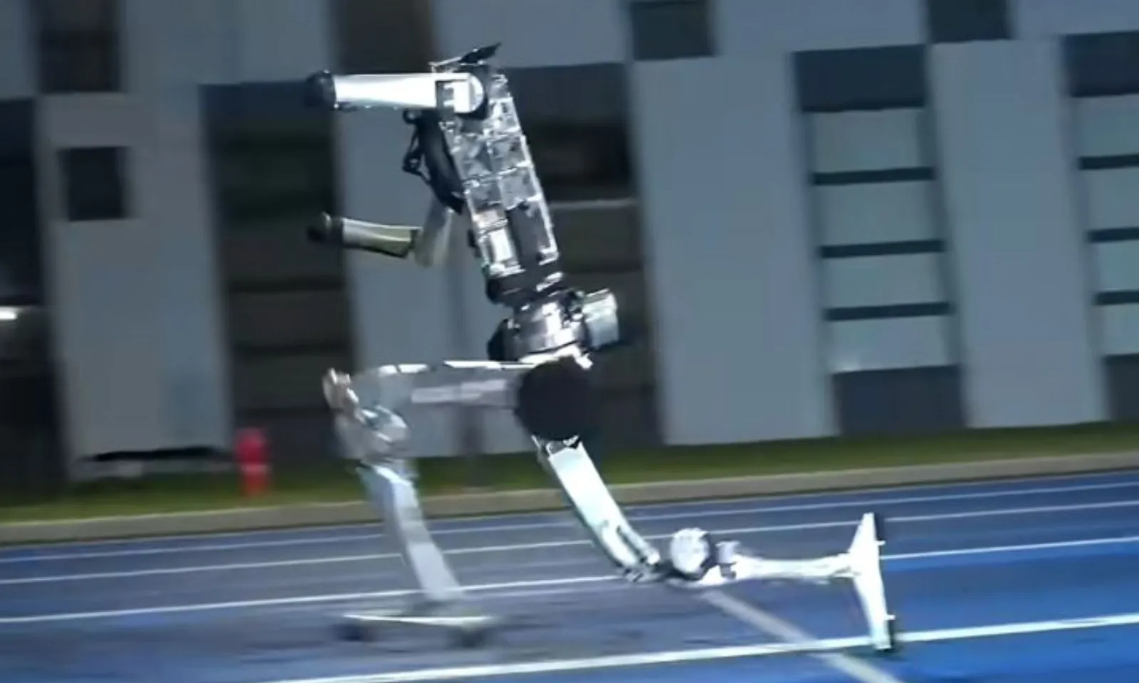 Robot hình người bứt tốc 45,6km/h, xô đổ kỷ lục của huyền thoại Usain Bolt
