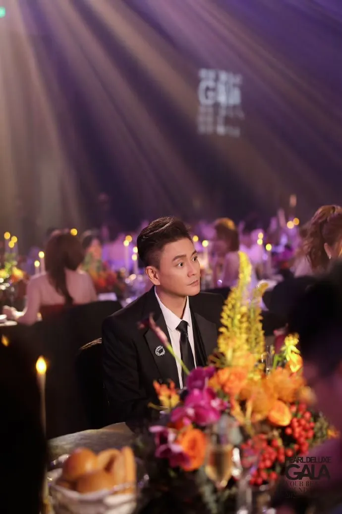 Thần thái ngút ngàn, đẳng cấp nam thần