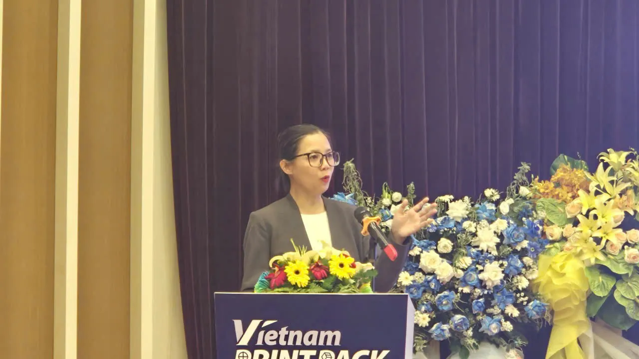 Bà Quyên Nguyễn, Giám đốc Công ty CEL trình bày về bao bì Việt Nam đã sẵn sàng cho kỷ nguyên tái chế - Ảnh Bá Nam