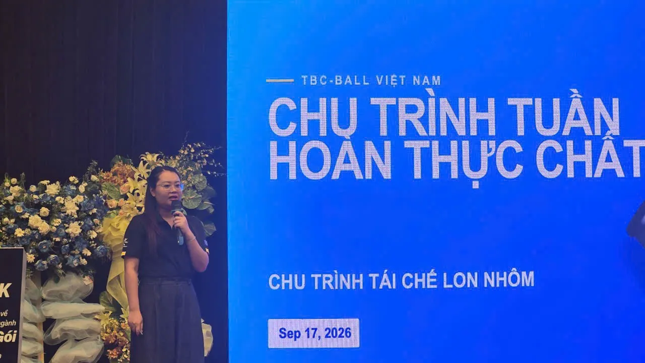 Bà Trần Vũ Diễm Huyền, Giám sát Phát triển Bền vững TBC-BALL Việt Nam chia sẻ chu trình tuần hoàn thực chất, chu trình tái chế lon nhôm - Ảnh Bá Nam