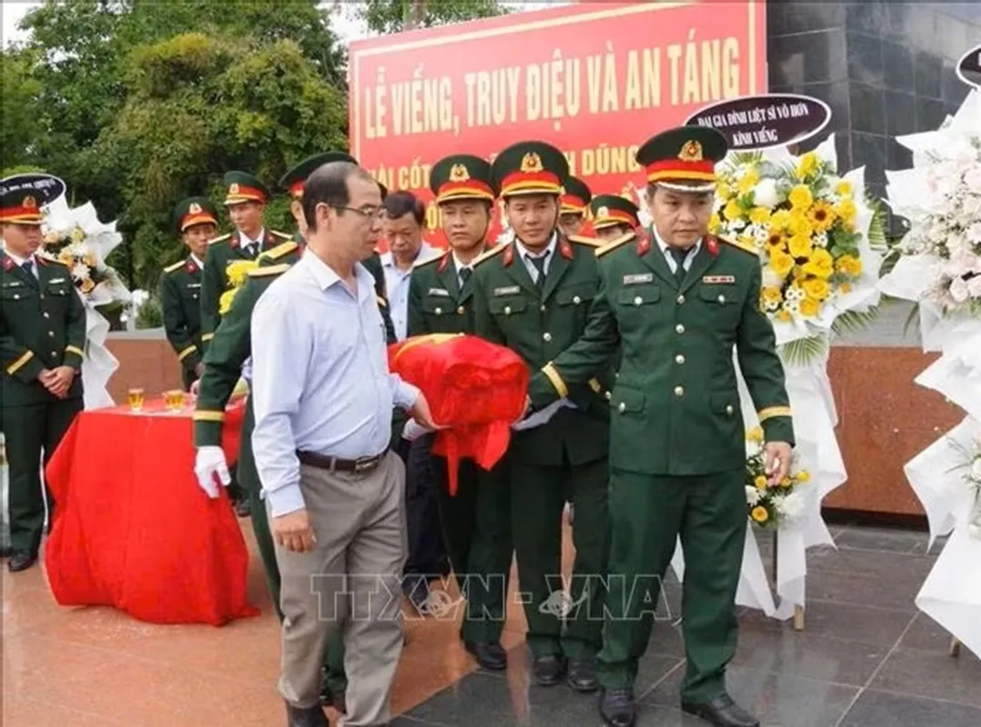 Bộ Chỉ huy Quân sự tỉnh phối hợp với các lực lượng địa phương đưa hài cốt liệt sĩ Võ Hơn