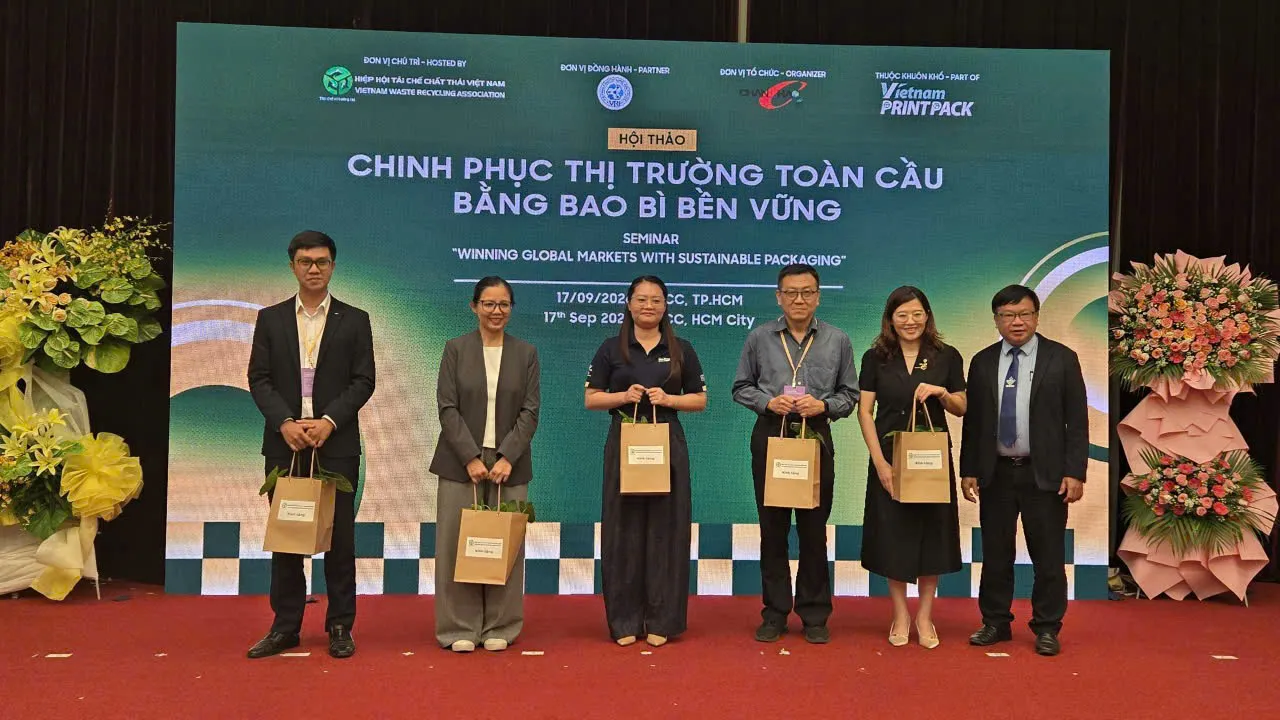 Các diễn giả tham gia tham luận tại hội thảo %22Chinh phục thị trường toàn cầu bằng bao bì bền vững” - Ảnh Bá Nam