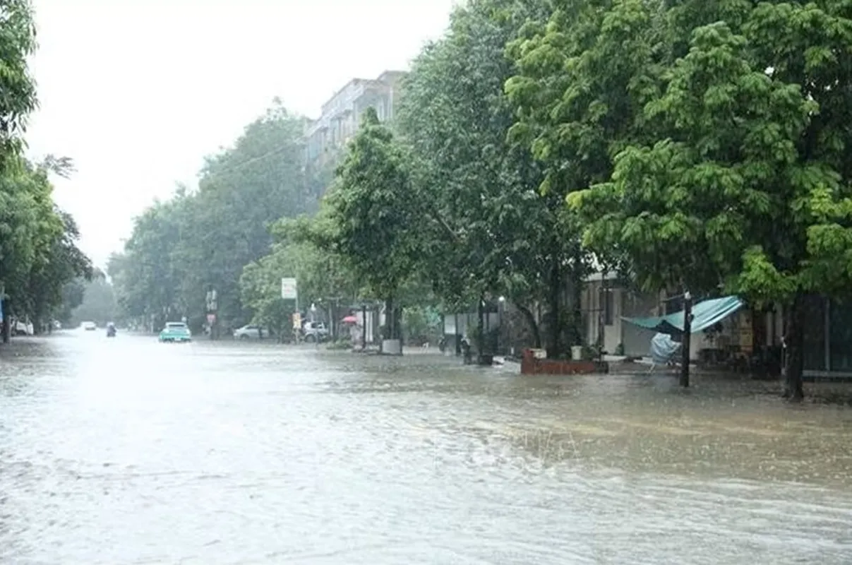 Đường Nguyễn Công Trứ, phường Hạc Thành, Thanh Hóa ngập sâu do mưa lớn kéo dài - Ảnh Khiếu Tư-TTXVN