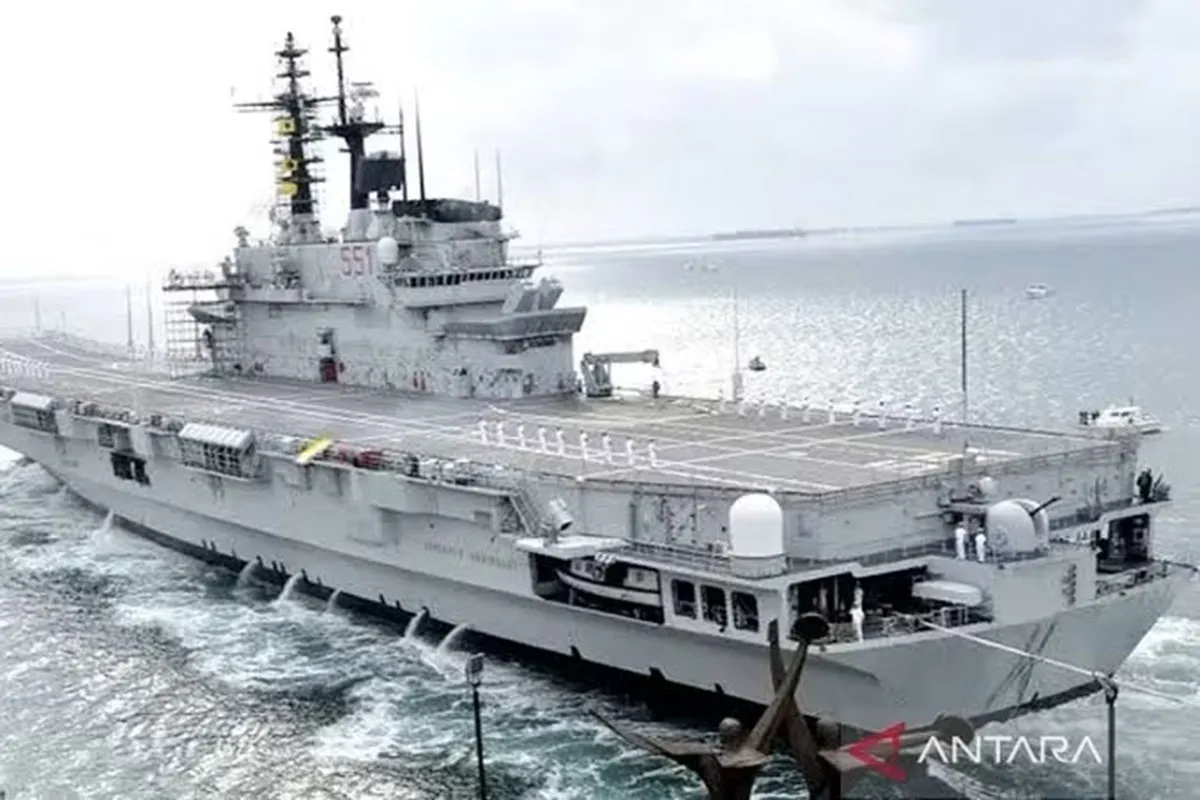 Hình ảnh tàu sân bay ITS Giuseppe Garibaldi đang di chuyển tới cảng Jakarta - Ảnh ANTARA News