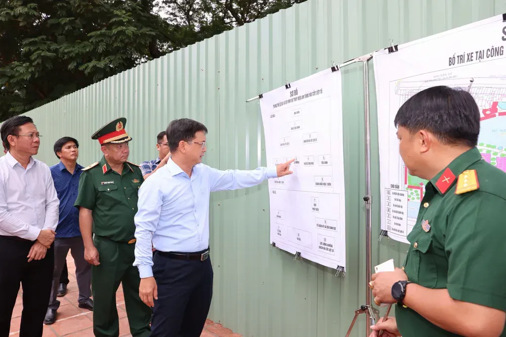 Đoàn công tác khảo sát thực tế tại Công viên Lê Thị Riêng. Ảnh: HOÀNG TRIỀU