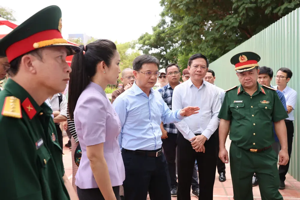 Phó Chủ tịch UBND TP.HCM Nguyễn Mạnh Cường trao đổi, chỉ đạo công tác chuẩn bị trong buổi khảo sát. Ảnh: HOÀNG TRIỀU