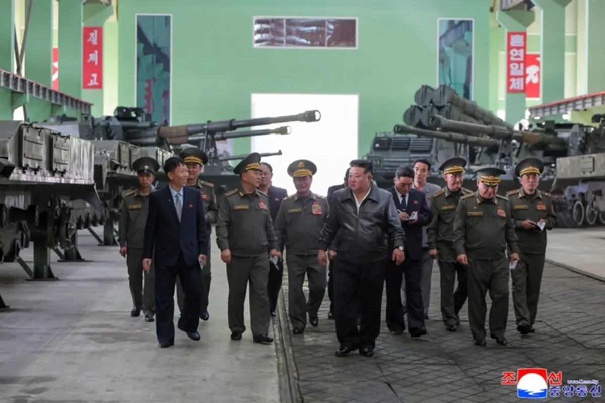 Lãnh đạo Triều Tiên Kim Jong Un thị sát một nhà máy sản xuất đạn dược hôm 6-5 - Ảnh KCNA