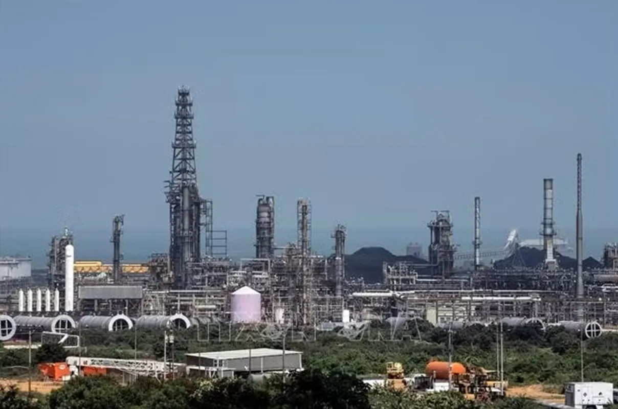 Nhà máy thuộc Tập đoàn Dầu khí quốc gia Venezuela (PDVSA) ở thành phố càng Puerto La Cruz, bang Anzoategui - Ảnh EPA-TTXVN