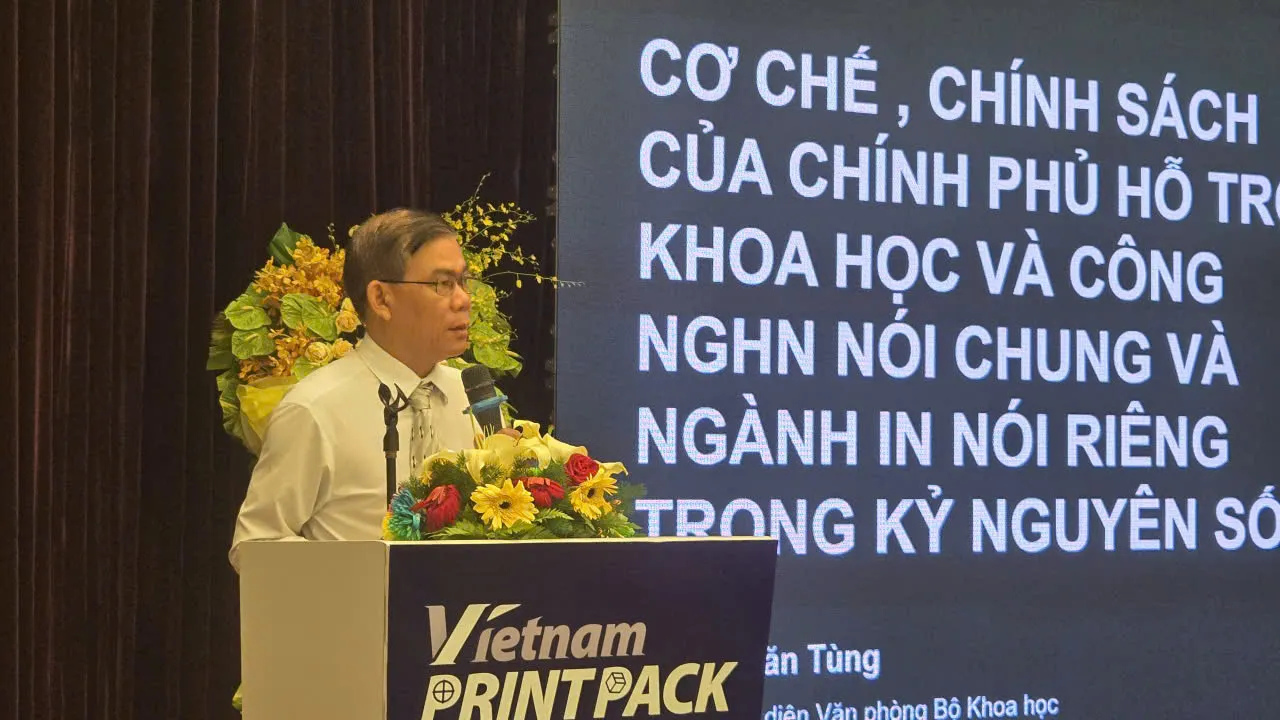 Ông Huỳnh Văn Tùng, Trưởng Đại diện Văn phòng Bộ Khoa học và Công nghệ tại miền Nam trình bày về cơ chế chính sách Nhà nước với ngành in - Ảnh Bá Nam