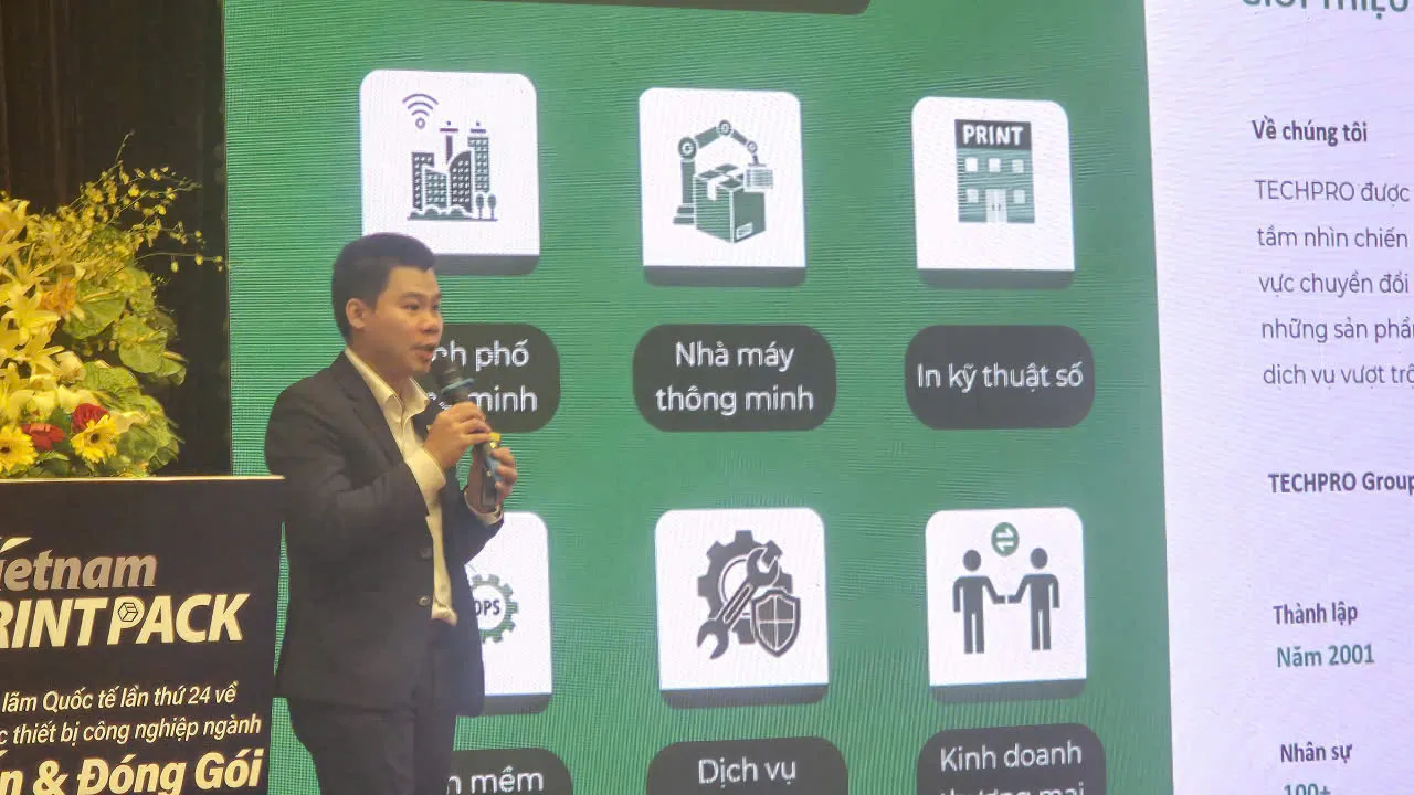 Ông Trần Anh Khoa, Giám đốc Công ty TNHH Cộng nghệ TECHPRO iLEAP – TECHPRO CORP trình bày tham luận về nhà máy thông minh tự động hoà từ đâu - Ảnh Bá Nam