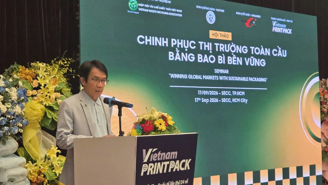 Ông Trần Thế Anh, Chủ tịch Hiệp hội Tái chế chất thải Việt Nam phát biểu khai mạc hội thảo - Ảnh Bá Nam