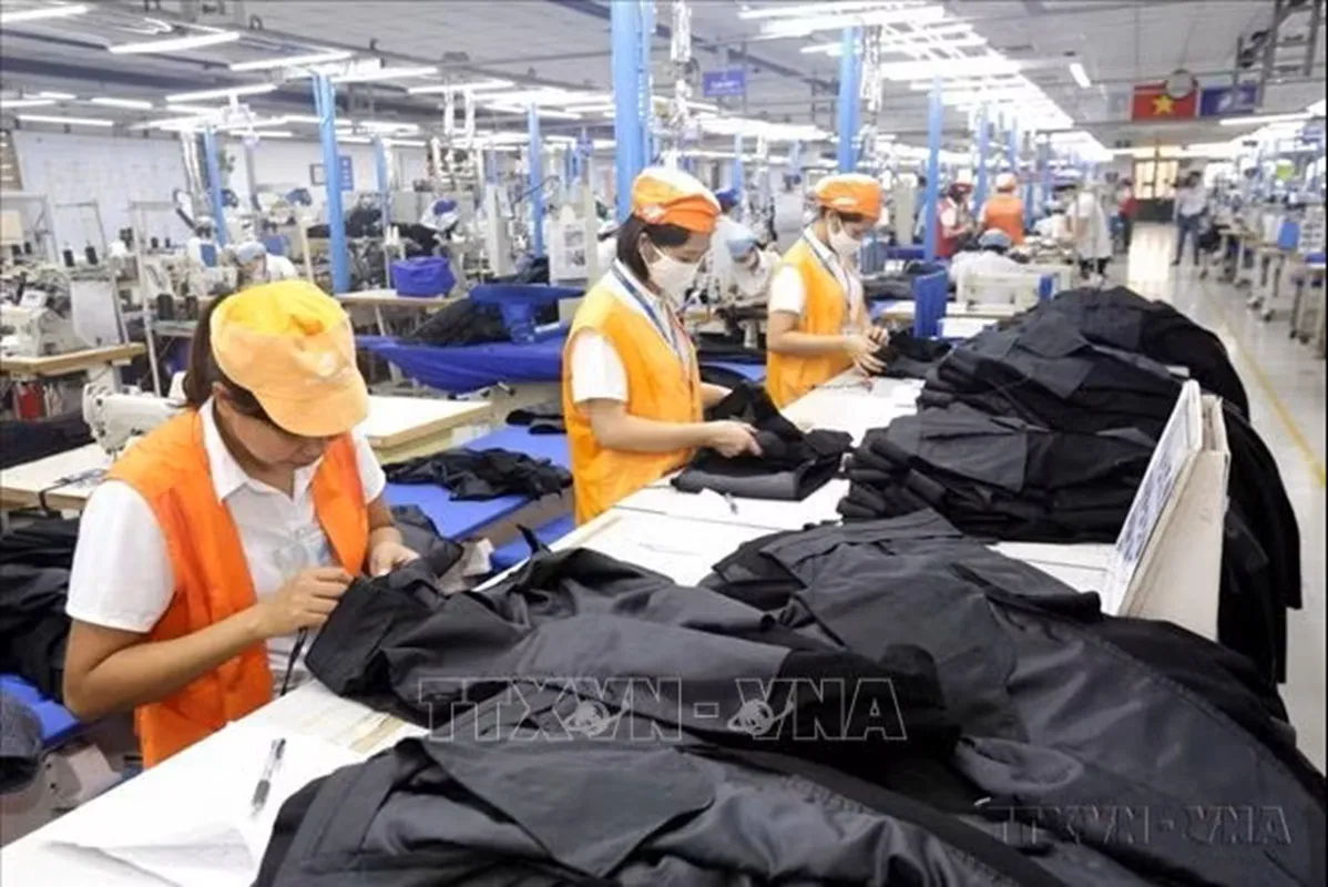 Sản xuất hàng may mặc tại Xí nghiệp Sơ mi, Veston của Tổng Công ty May 10 tại Sài Đồng, Hà Nội - Ảnh tư liệu Anh Tuấn TTXVN