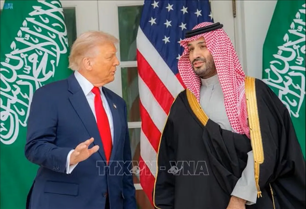 Thái tử Saudi Arabia Mohammed bin Salman (phải) trong cuộc gặp Tổng thống Mỹ Donald Trump tại Washington, D.C., ngày 18-11-2025 - Ảnh SPA TTXVN