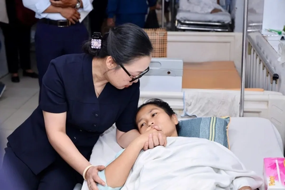 Thứ trưởng Bộ GD-ĐT Nguyễn Thị Quyên Thanh thăm hỏi cô giáo Hoàng Thị Hiền