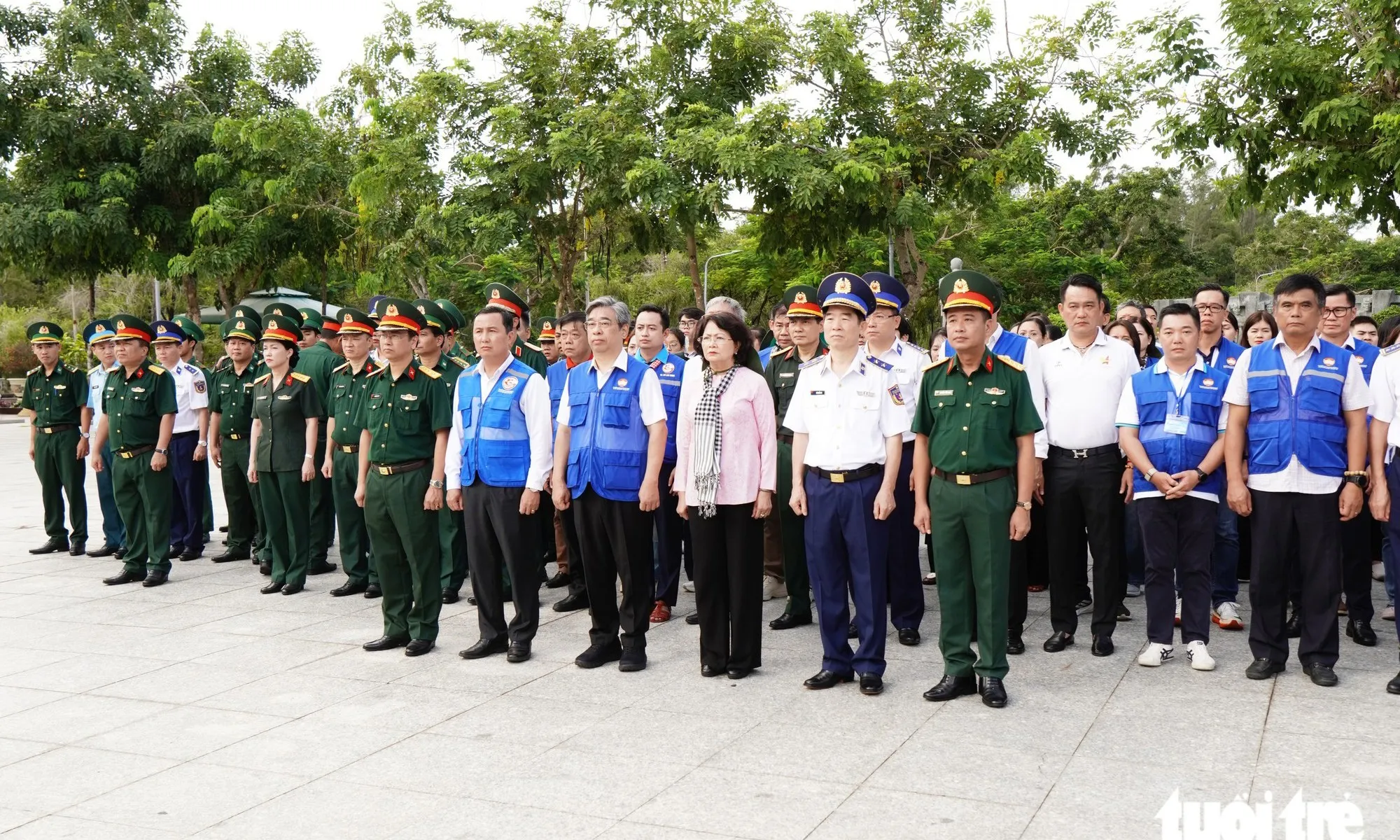 Lãnh đạo TPHCM cùng các đơn vị quốc phòng dâng hương các Anh hùng liệt sĩ tại đặc khu Côn Đảo