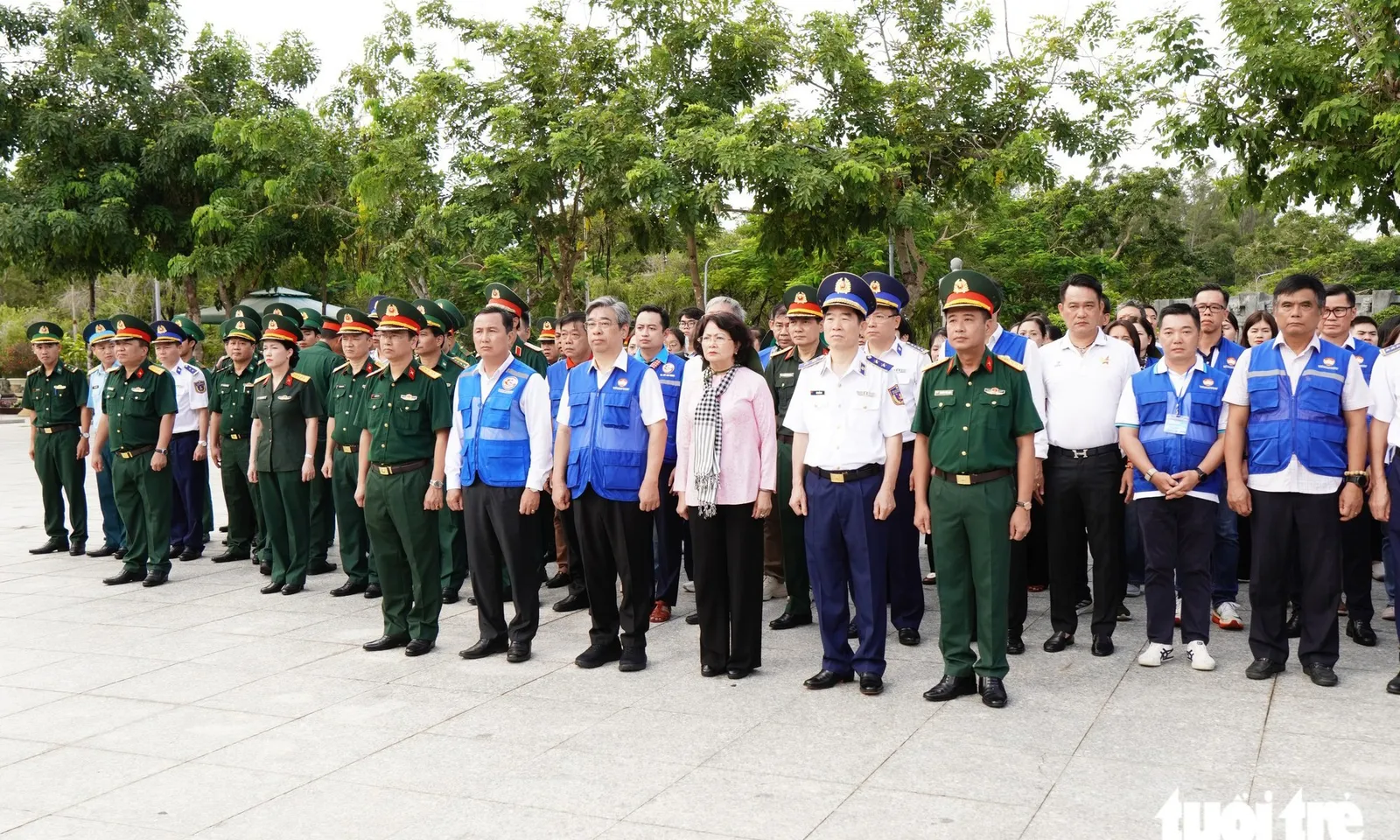 Lãnh đạo TPHCM cùng các đơn vị quốc phòng dâng hương các Anh hùng liệt sĩ tại đặc khu Côn Đảo