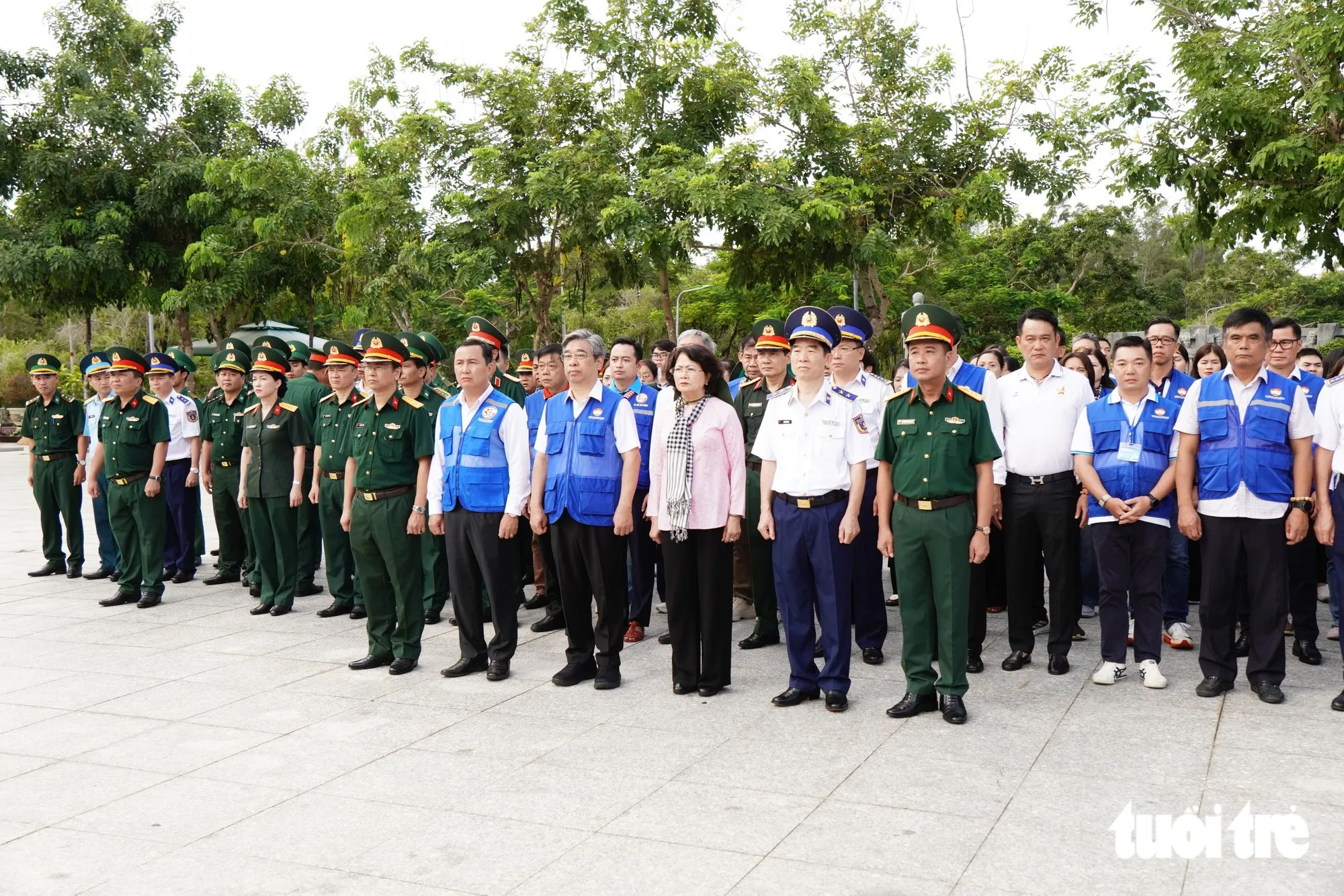TP.HCM dâng hương, dâng hoa tại Nghĩa trang Hàng Dương