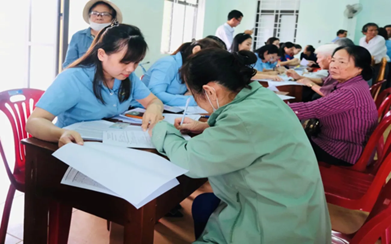 Hướng dẫn người dân đăng ký nhận lương hưu, trợ cấp BHXH qua tài khoản cá nhân. Ảnh: BHXH Việt Nam - Ảnh: SGGP