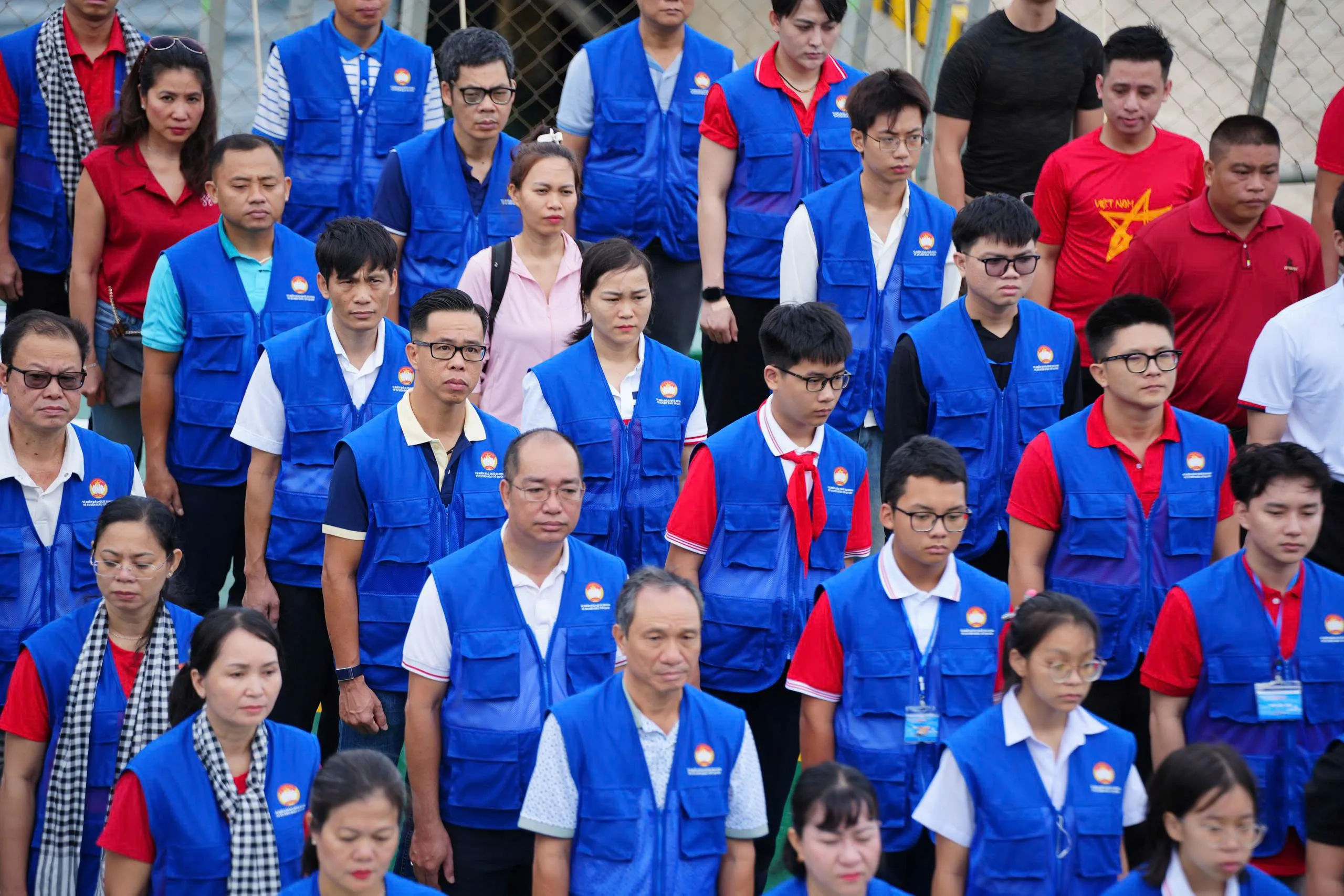 Thiêng liêng lễ chào cờ trên vùng biển Côn Đảo - Ảnh 1. Thiêng liêng lễ chào cờ trên vùng biển Côn Đảo - Ảnh 1.