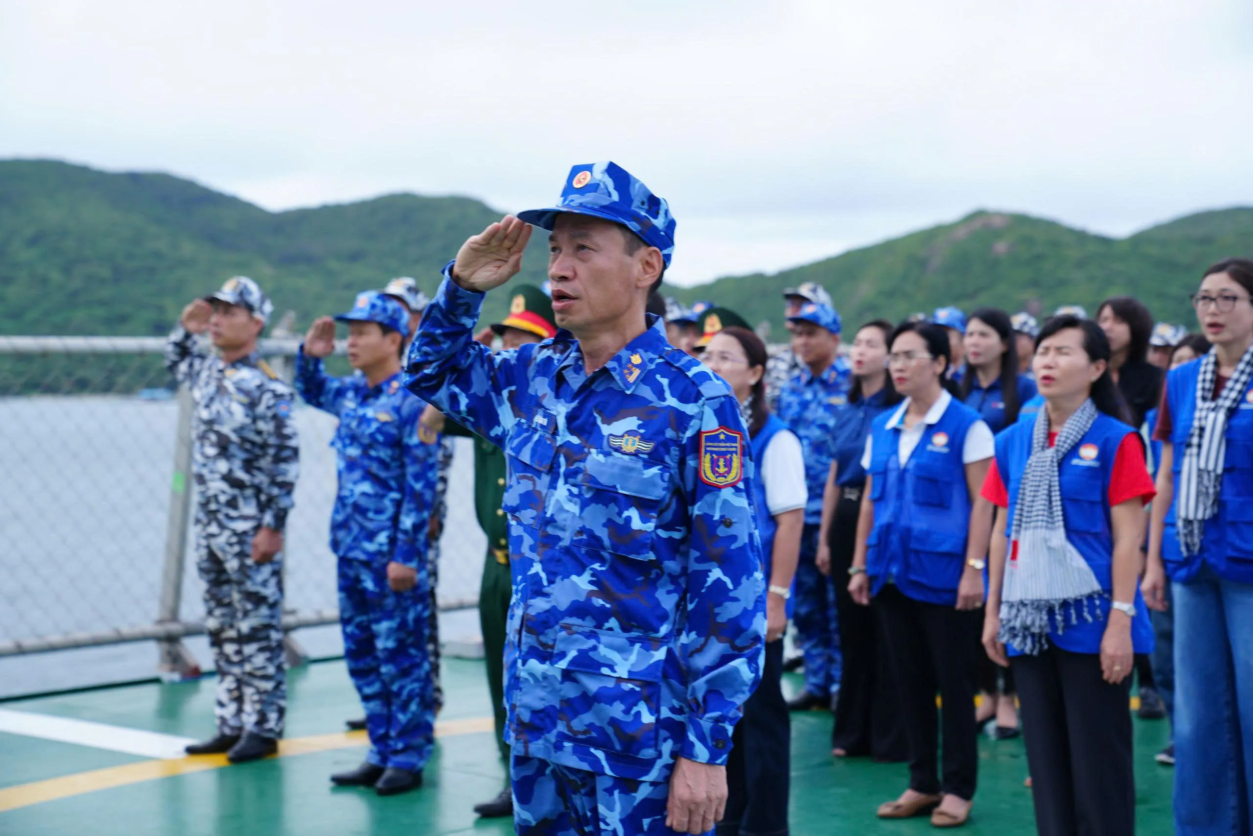 Thiêng liêng lễ chào cờ trên vùng biển Côn Đảo - Ảnh 4. Thiêng liêng lễ chào cờ trên vùng biển Côn Đảo - Ảnh 4.