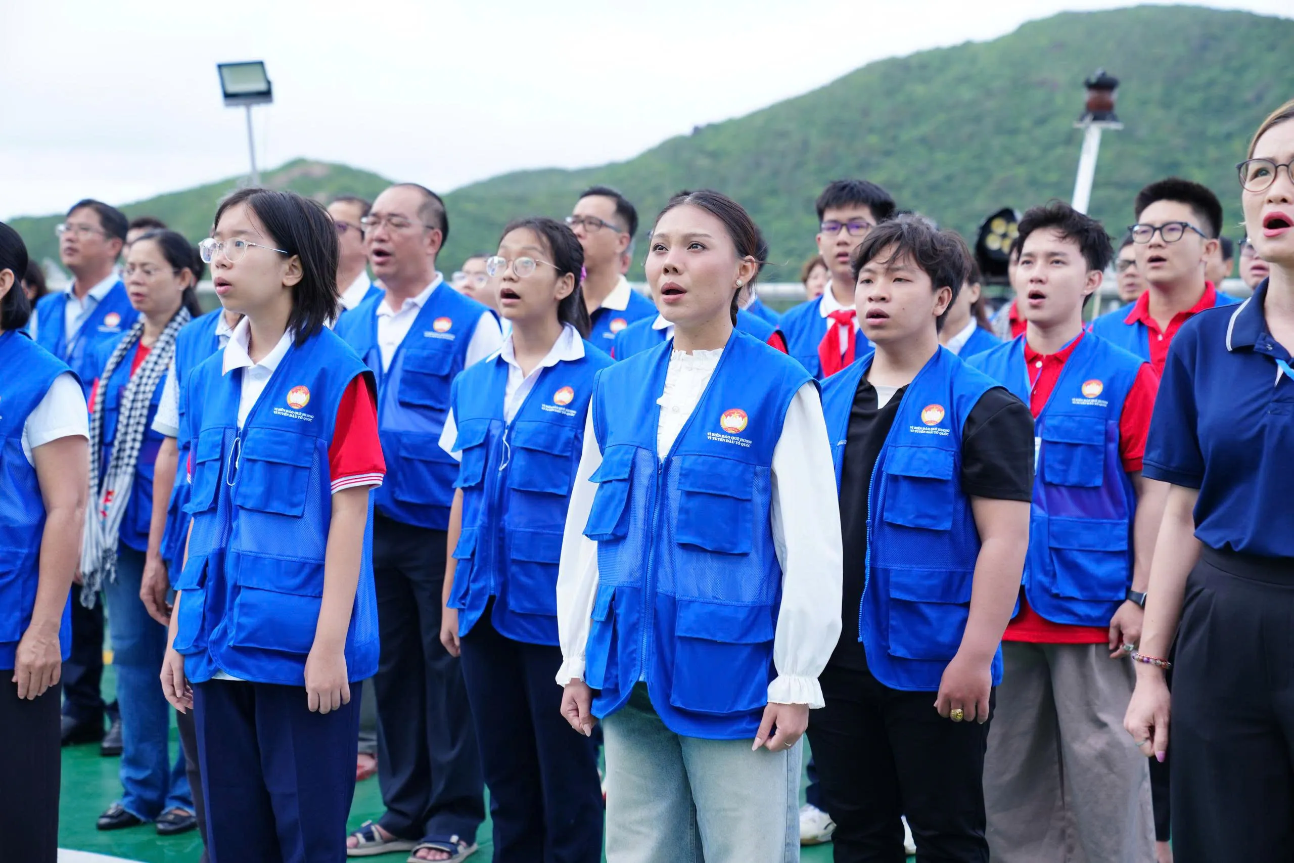 Thiêng liêng lễ chào cờ trên vùng biển Côn Đảo - Ảnh 3. Thiêng liêng lễ chào cờ trên vùng biển Côn Đảo - Ảnh 3.