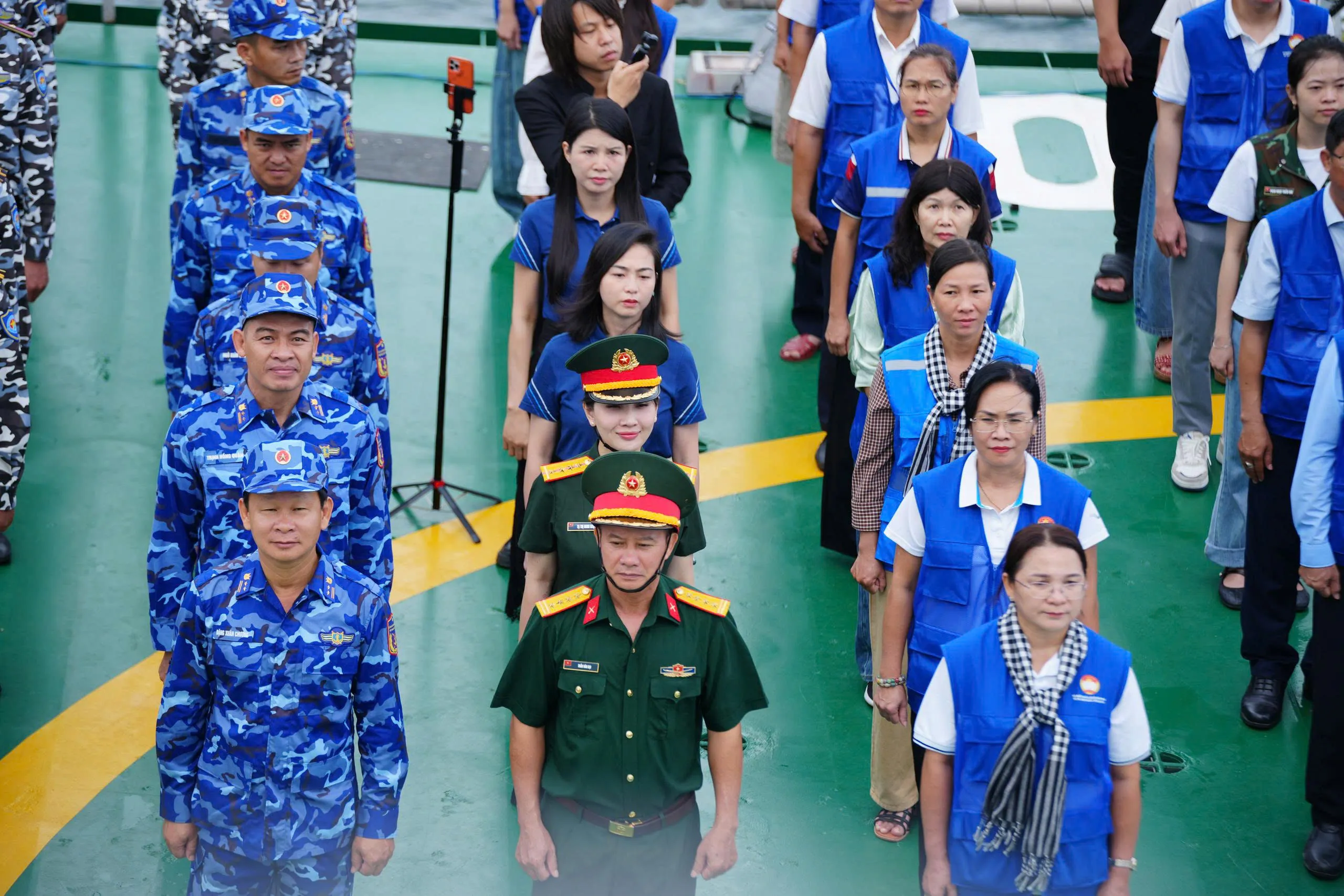 Thiêng liêng lễ chào cờ trên vùng biển Côn Đảo - Ảnh 2. Thiêng liêng lễ chào cờ trên vùng biển Côn Đảo - Ảnh 2.