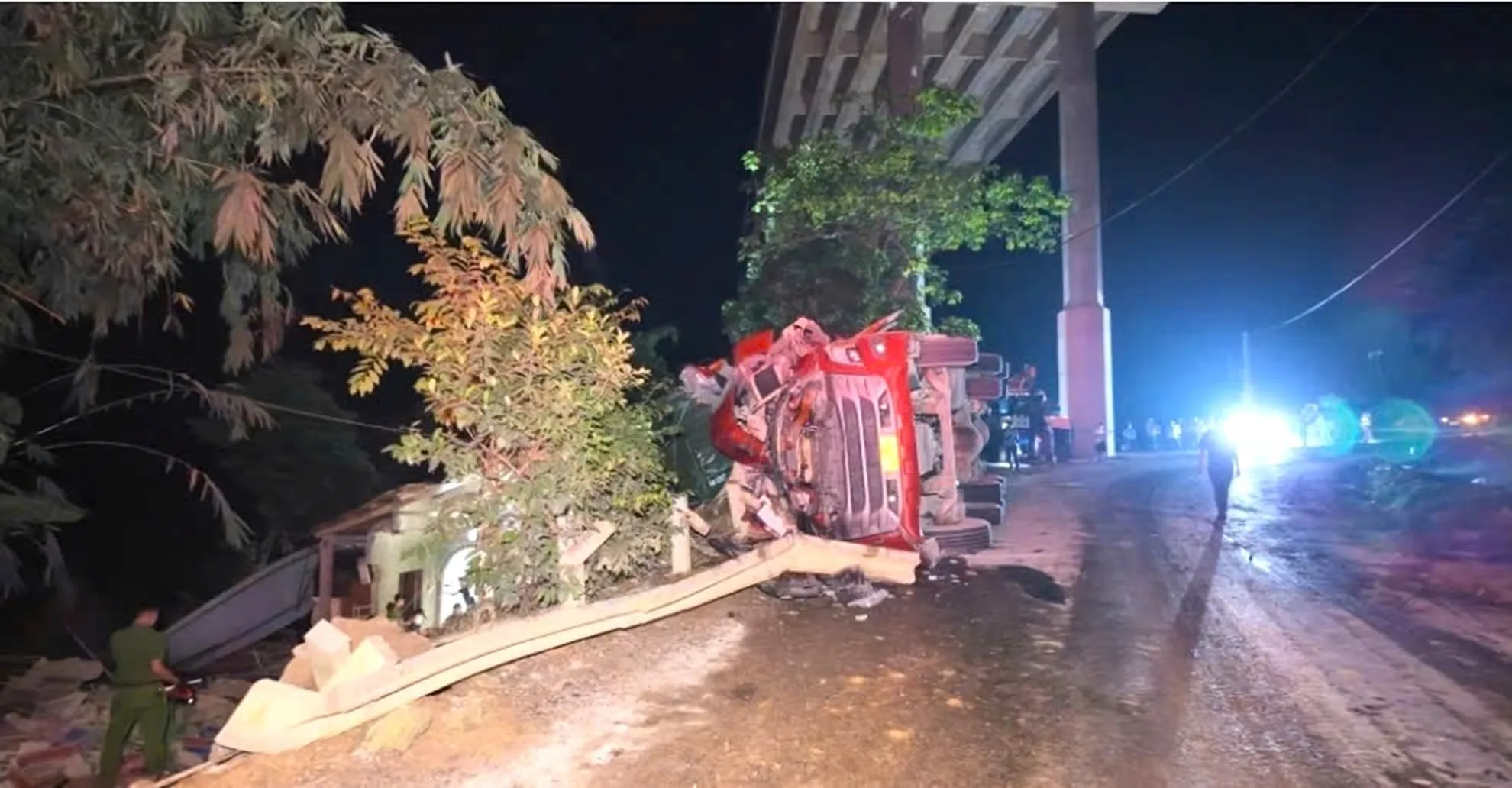 Hiện trường vụ việc xe đầu kéo lật đổ vào nhà dân khiến 3 người tử vong tại Cao Bằng - Ảnh: Xây Dựng