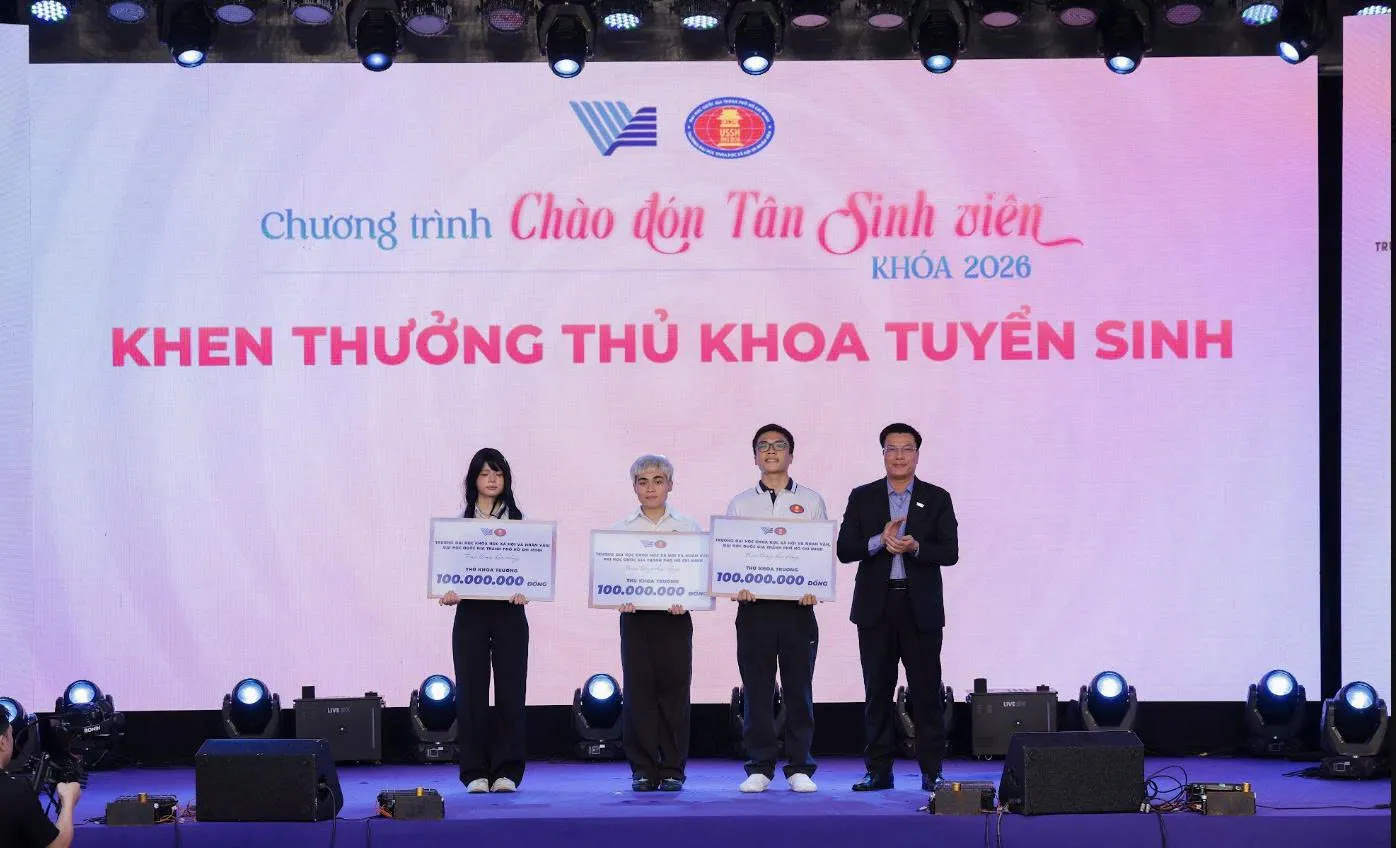 Nhà trường khen thưởng Thủ khoa tuyển sinh - Ảnh: Trường ĐH KHXH&NV, ĐHQG-HCM