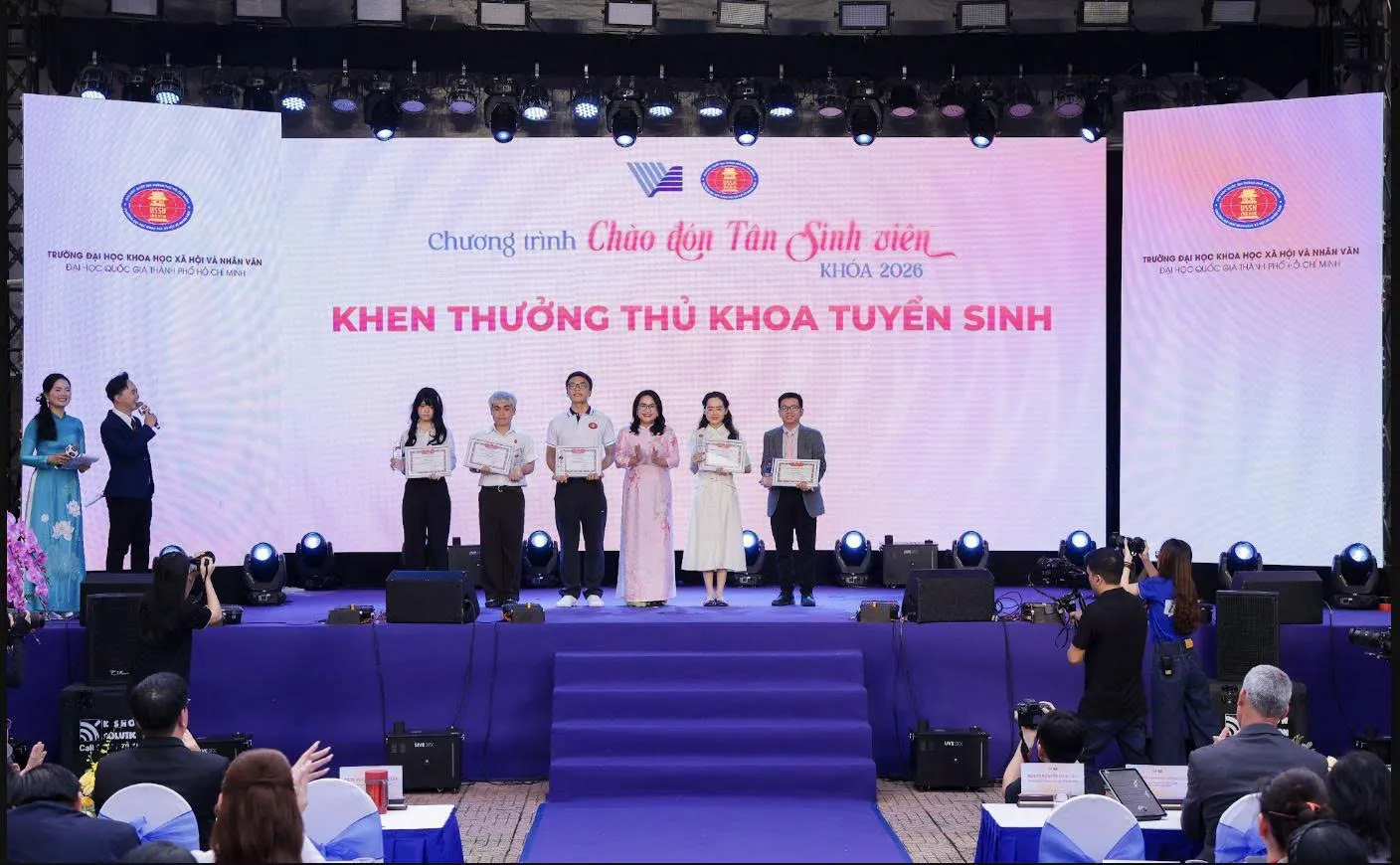 Nhà trường khen thưởng Thủ khoa tuyển sinh - Ảnh: Trường ĐH KHXH&NV, ĐHQG-HCM