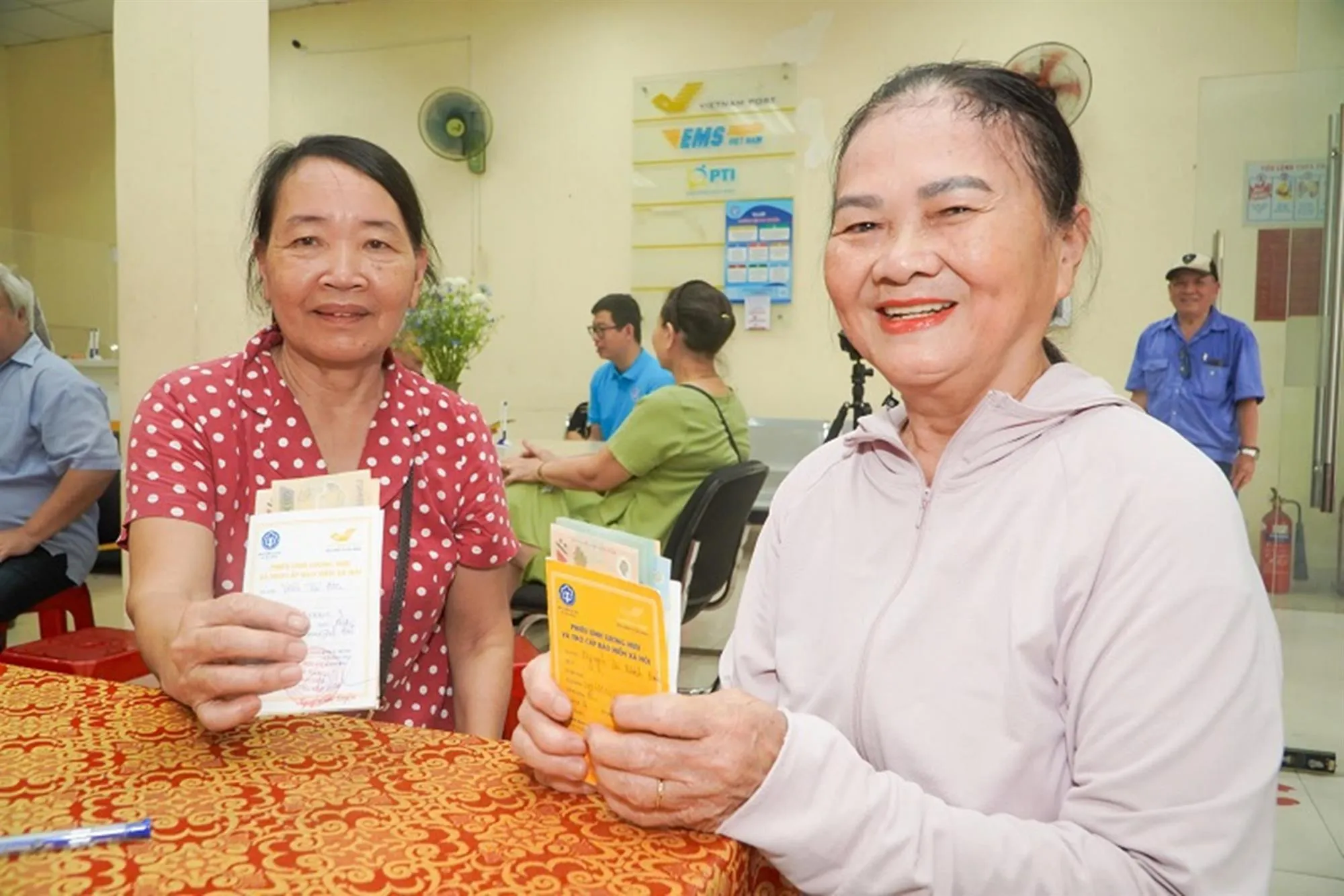 Người hưởng nhận lương hưu tại một điểm chi trả ở TP. Đà Nẵng. Ảnh: Thanh Dũng - SGGP