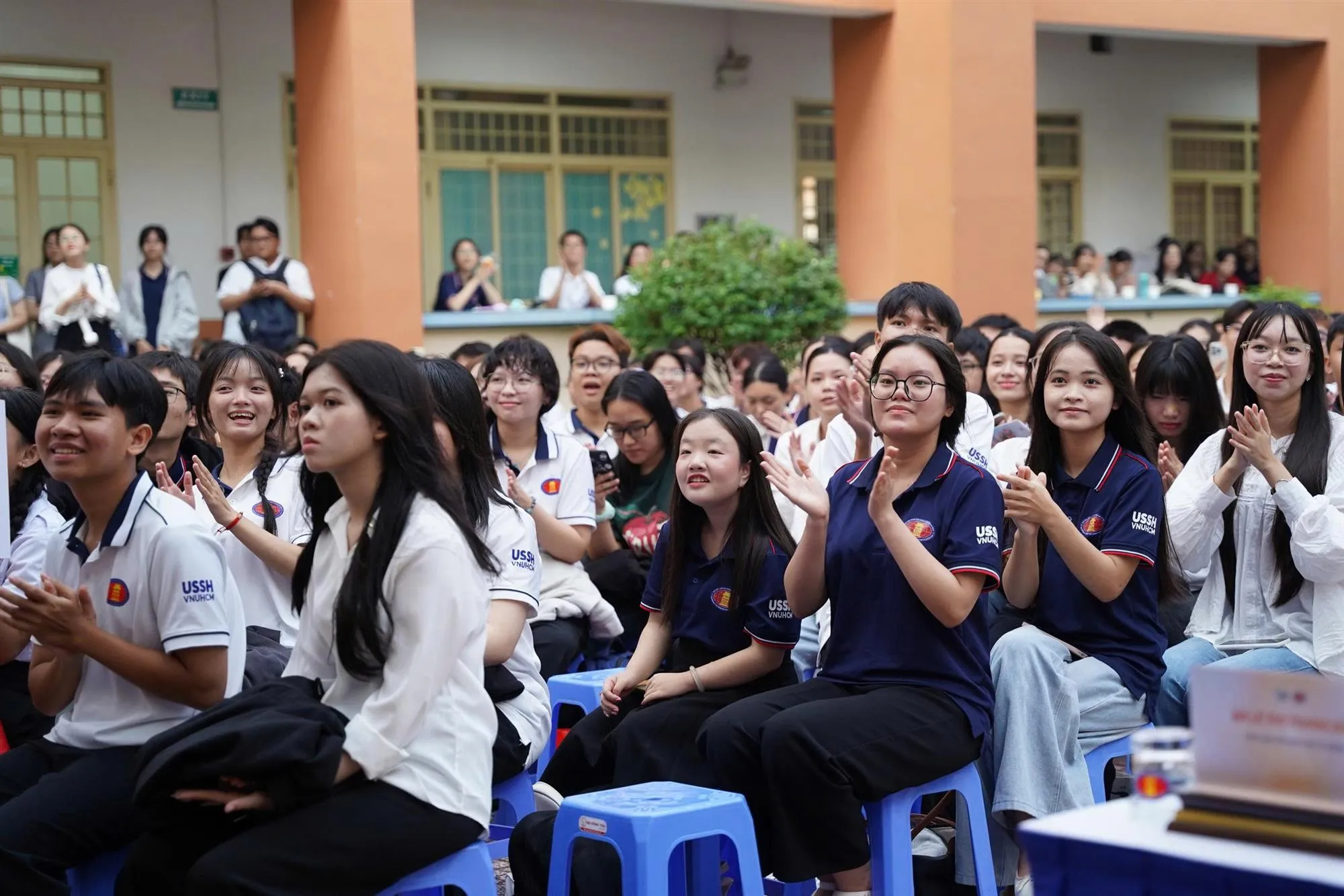 Tân sinh viên cùng các thế hệ người học Trường ĐH KHXH&NV, ĐHQG-HCM tham gia chương trình - Ảnh: Trường ĐH KHXH&NV, ĐHQG-HCM