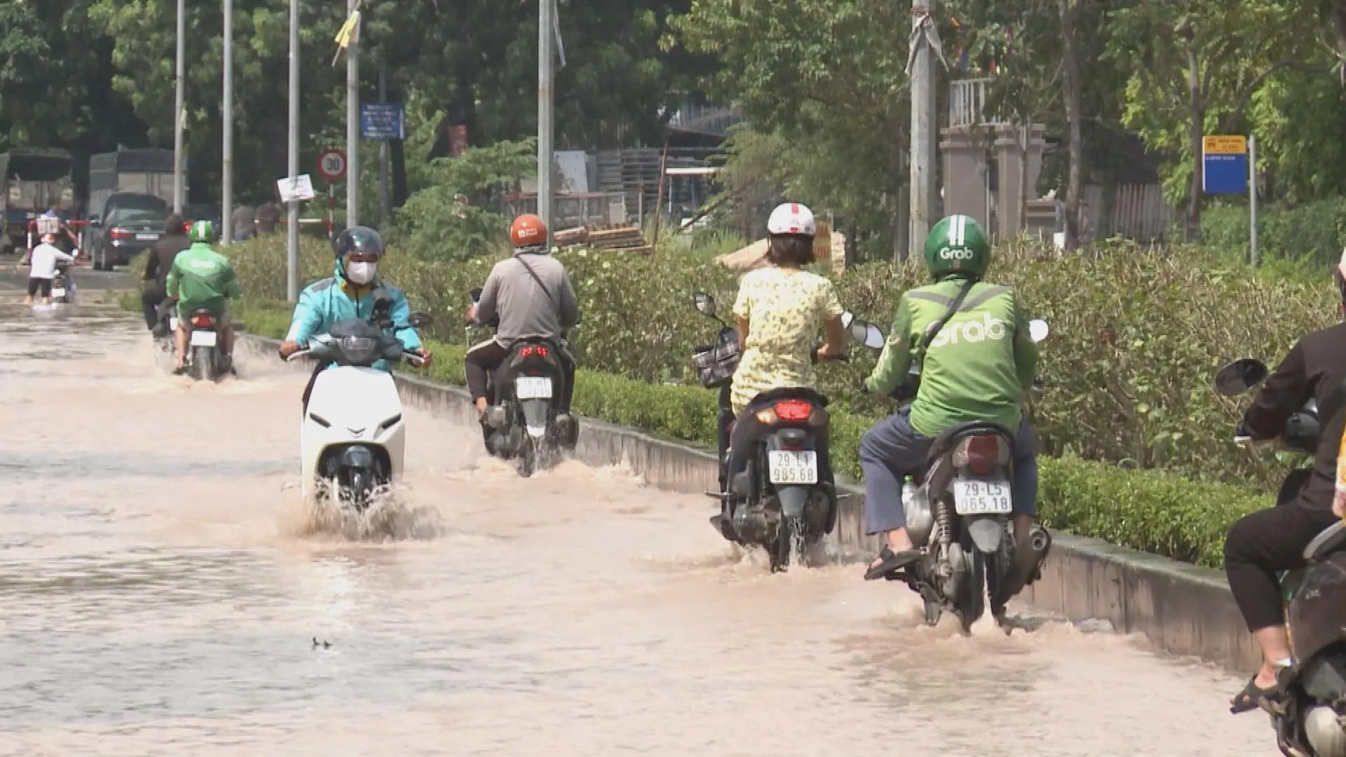 Một số tuyến phố Hà Nội tiếp tục ngập gây ảnh hưởng sinh hoạt và giao thông - Ảnh 5.